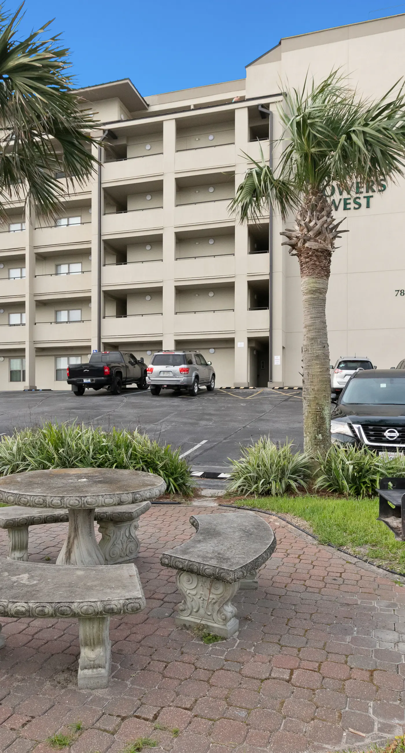 Oceanfront penthouse with pool access, majestic ocean views, washer&dryer, & AC