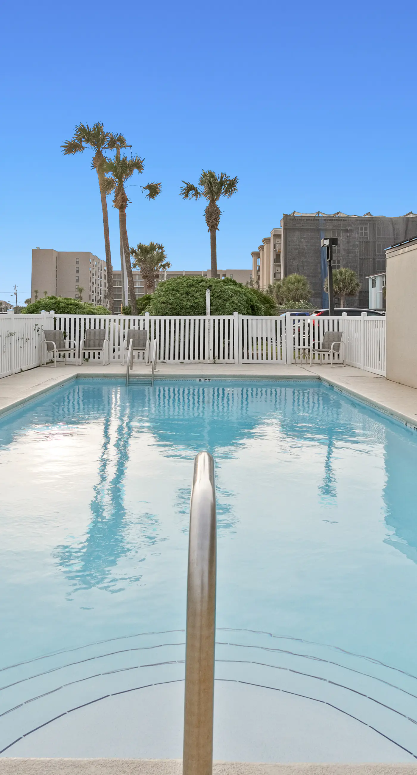 Oceanfront penthouse with pool access, majestic ocean views, washer&dryer, & AC