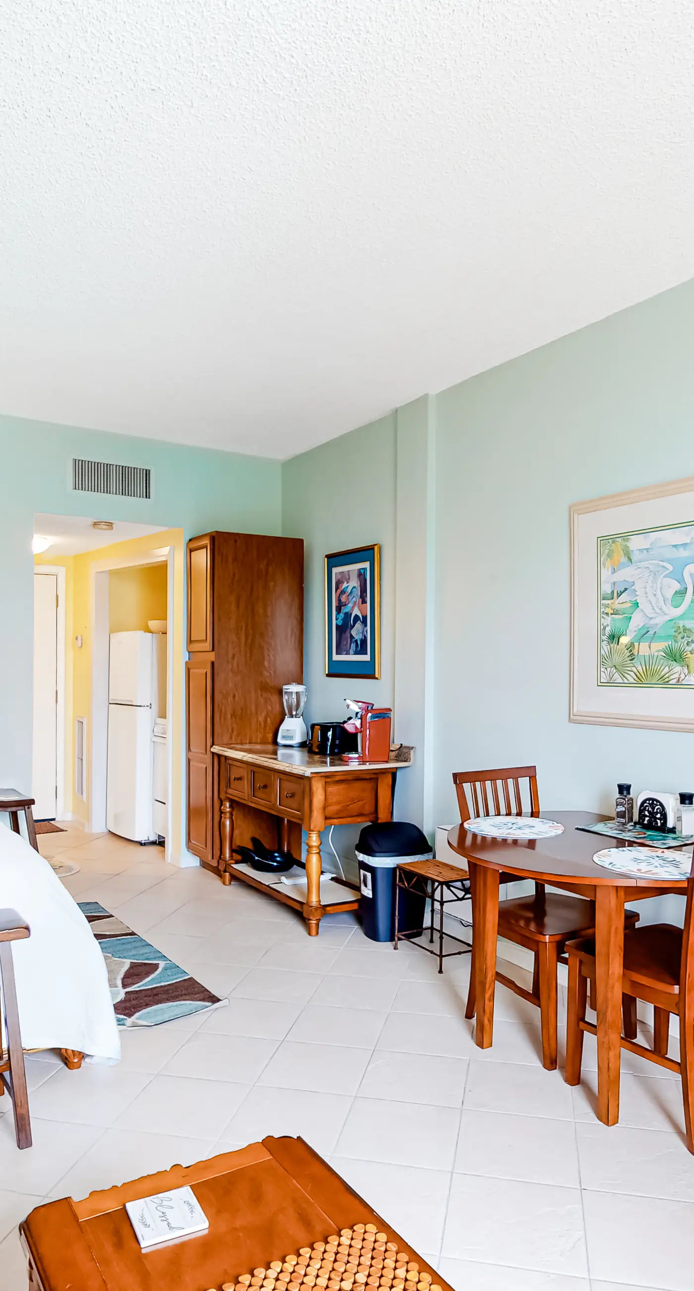 Second-floor studio with pool, high-speed WiFi, kitchenette & central AC