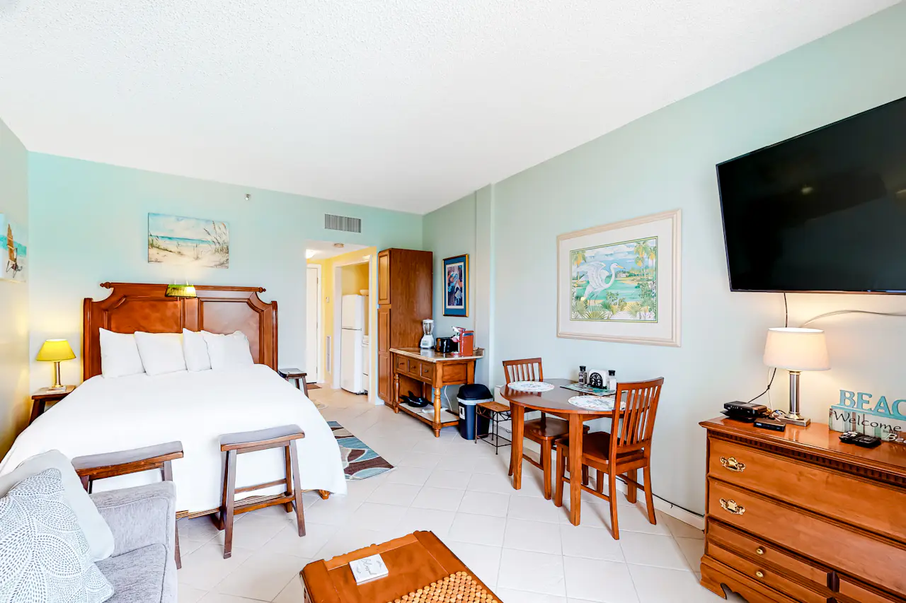 Second-floor studio with pool, high-speed WiFi, kitchenette & central ...