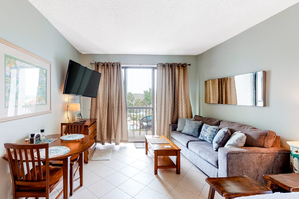 Second-floor studio with pool, high-speed WiFi, kitchenette & central AC