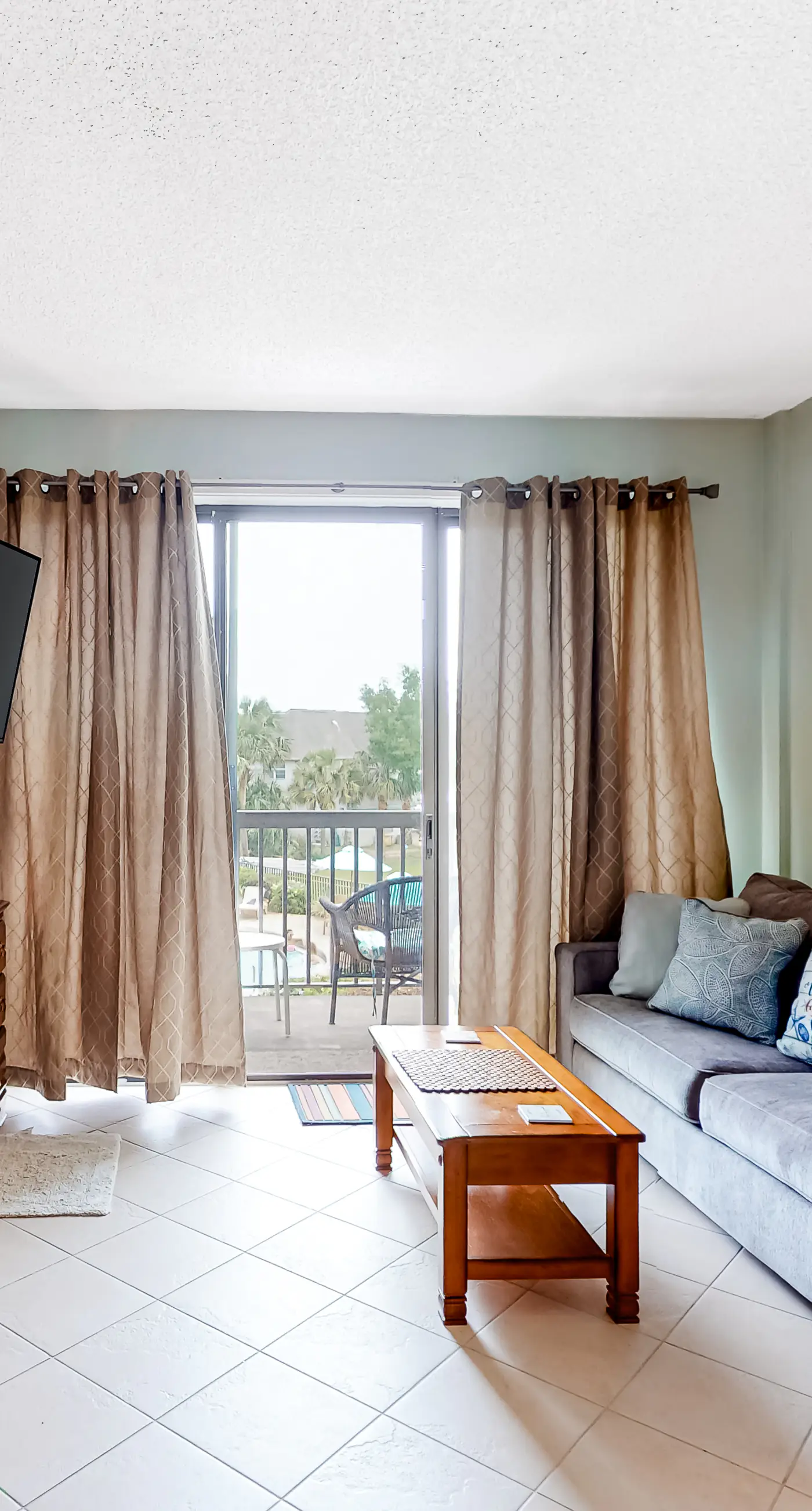 Second-floor studio with pool, high-speed WiFi, kitchenette & central AC