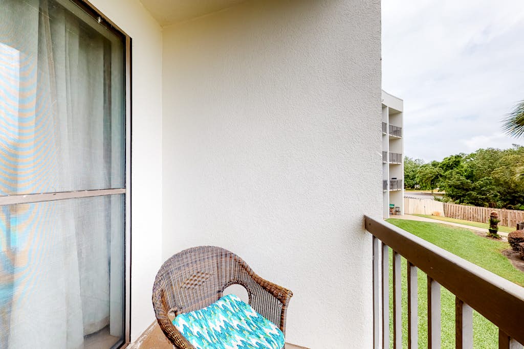 Second-floor studio with pool, high-speed WiFi, kitchenette & central AC