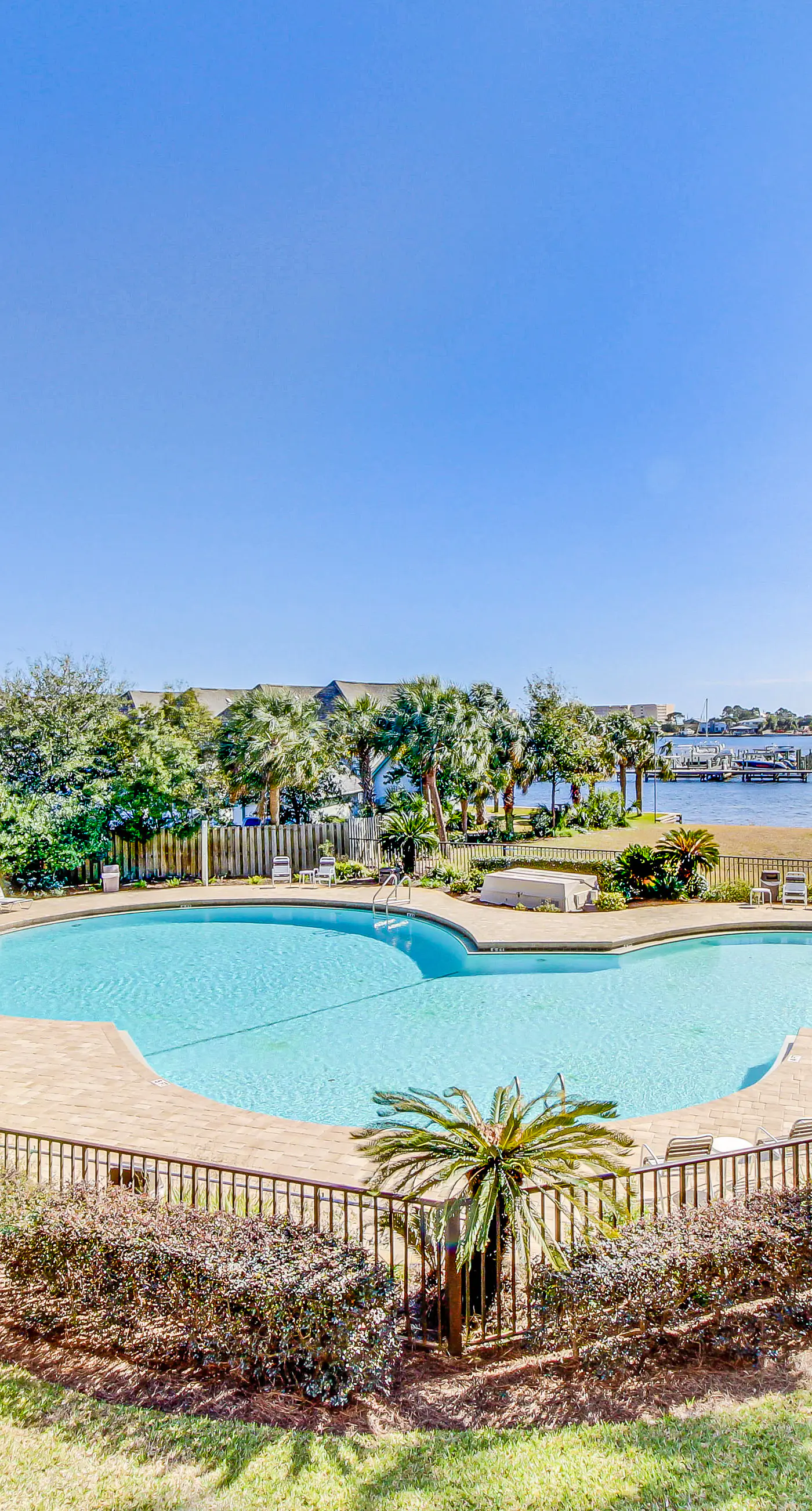 Second-floor studio with pool, high-speed WiFi, kitchenette & central AC