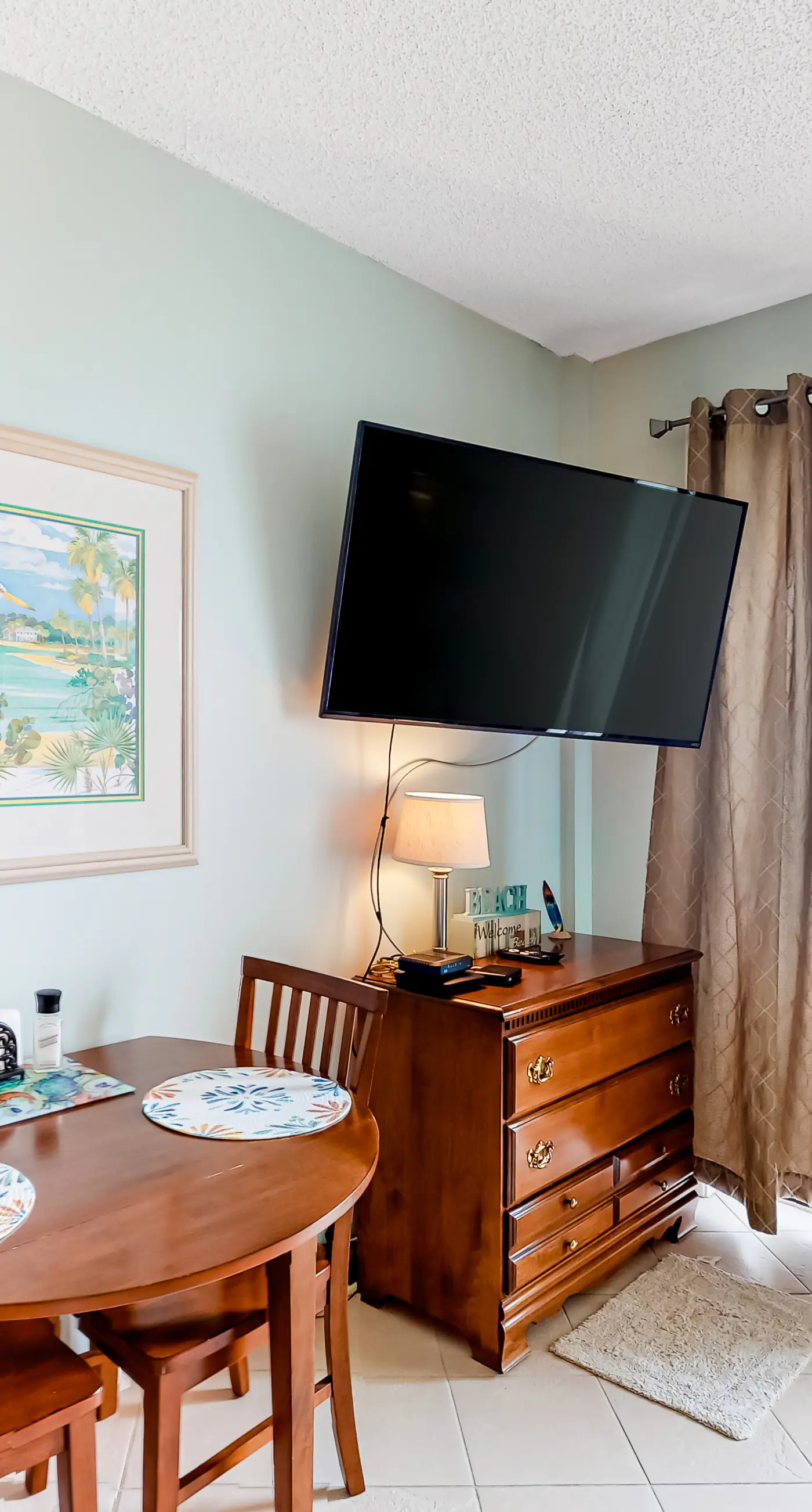 Second-floor studio with pool, high-speed WiFi, kitchenette & central AC
