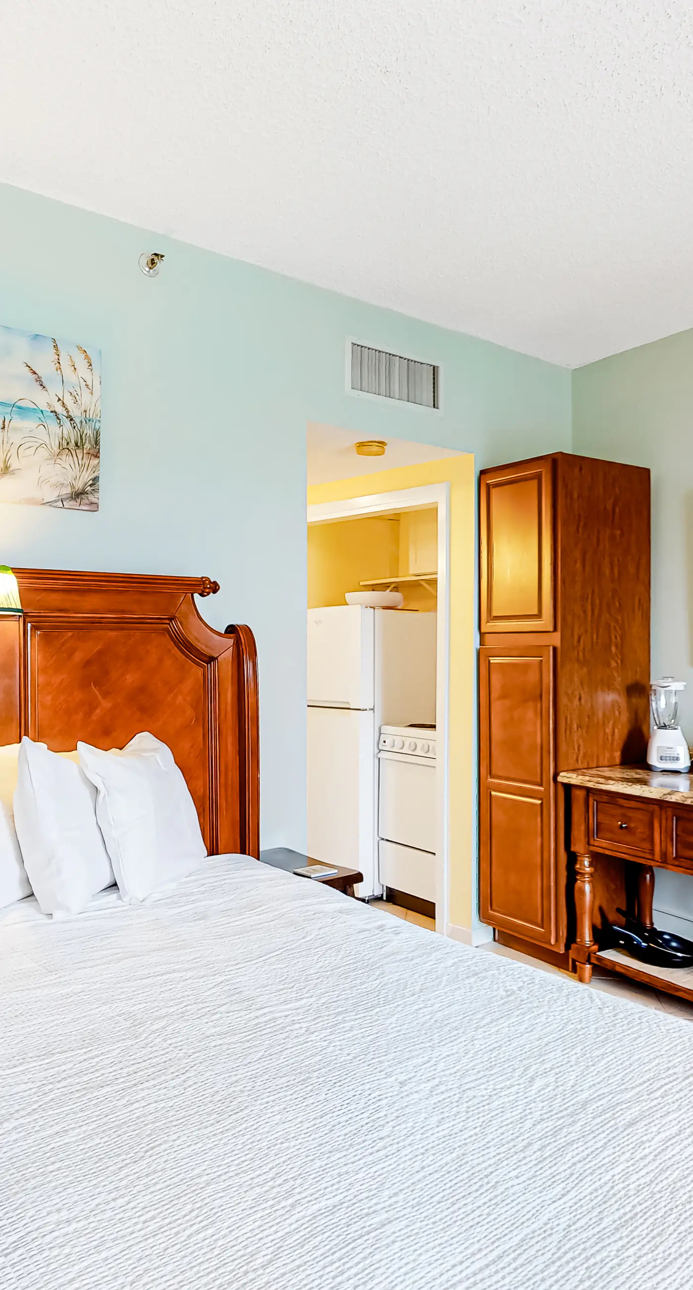 Second-floor studio with pool, high-speed WiFi, kitchenette & central AC