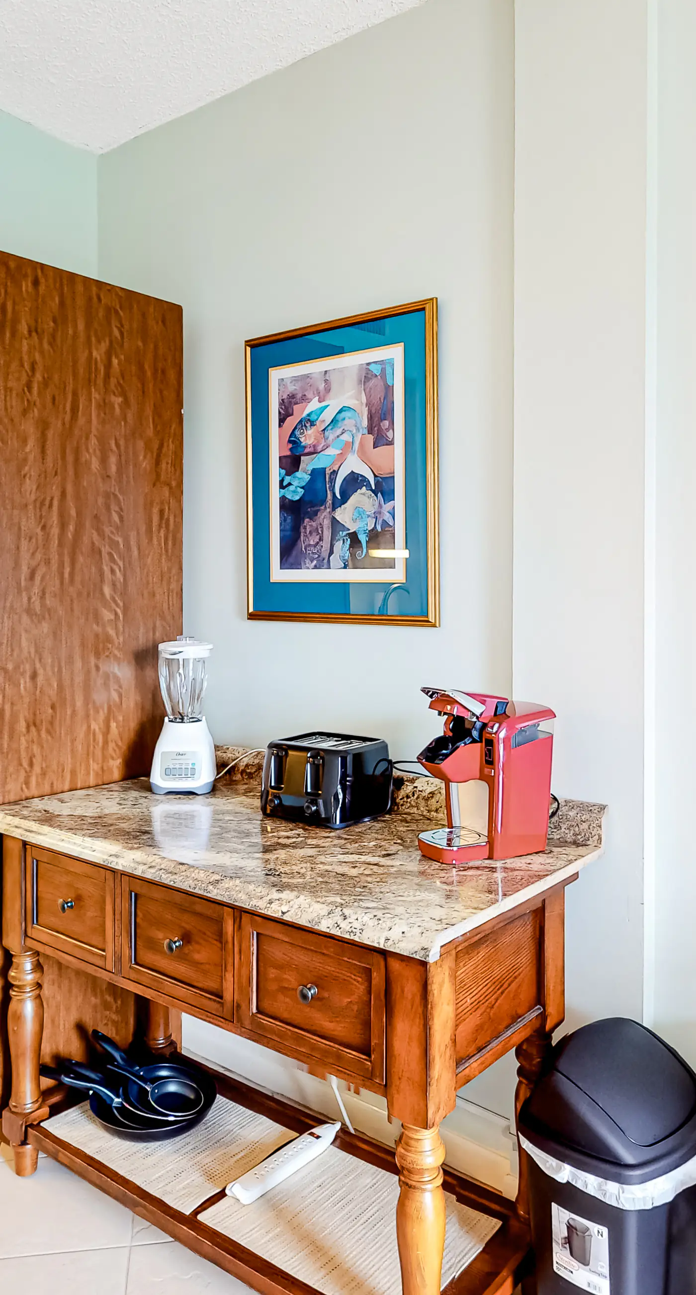 Second-floor studio with pool, high-speed WiFi, kitchenette & central AC