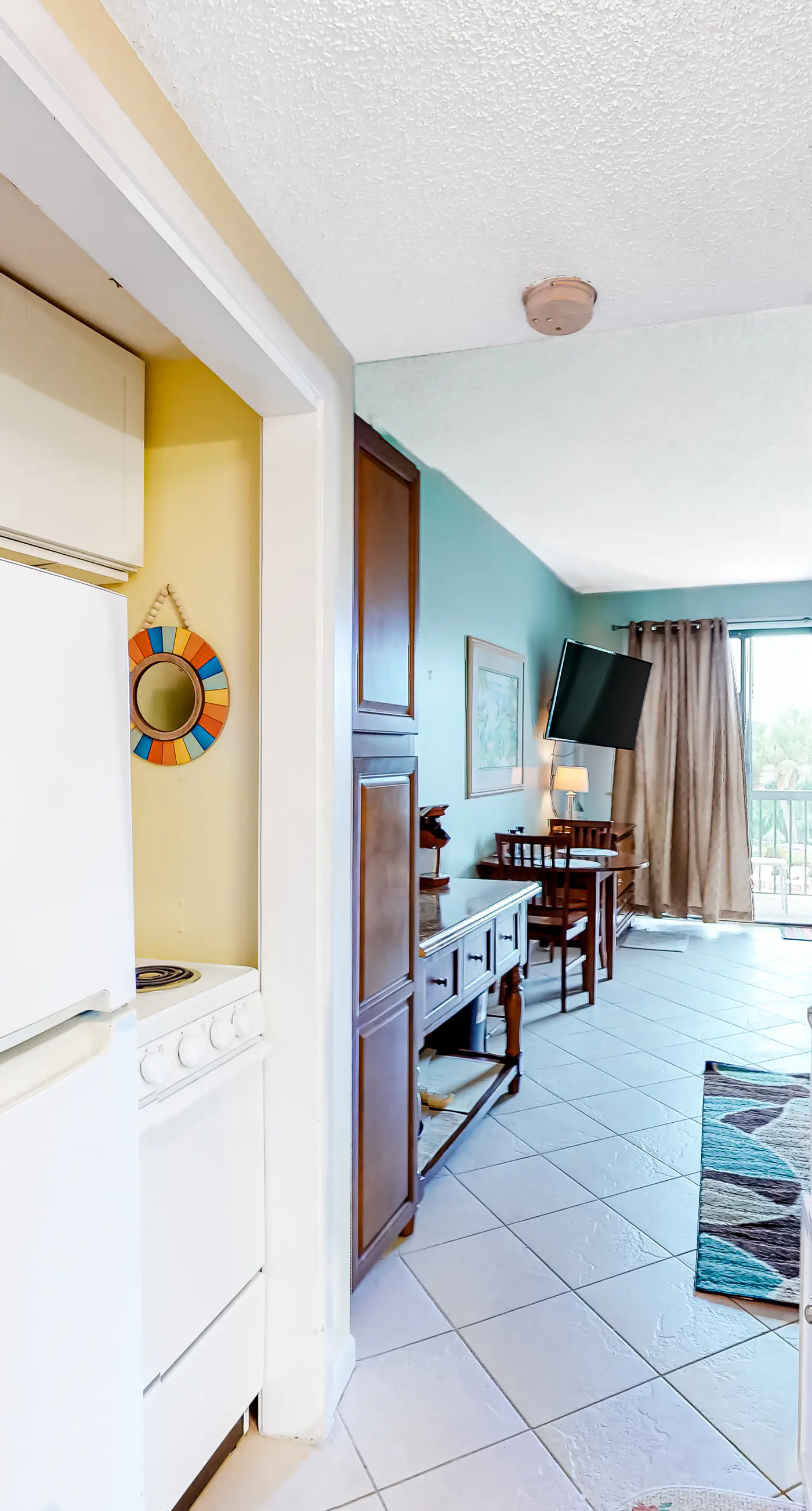 Second-floor studio with pool, high-speed WiFi, kitchenette & central AC