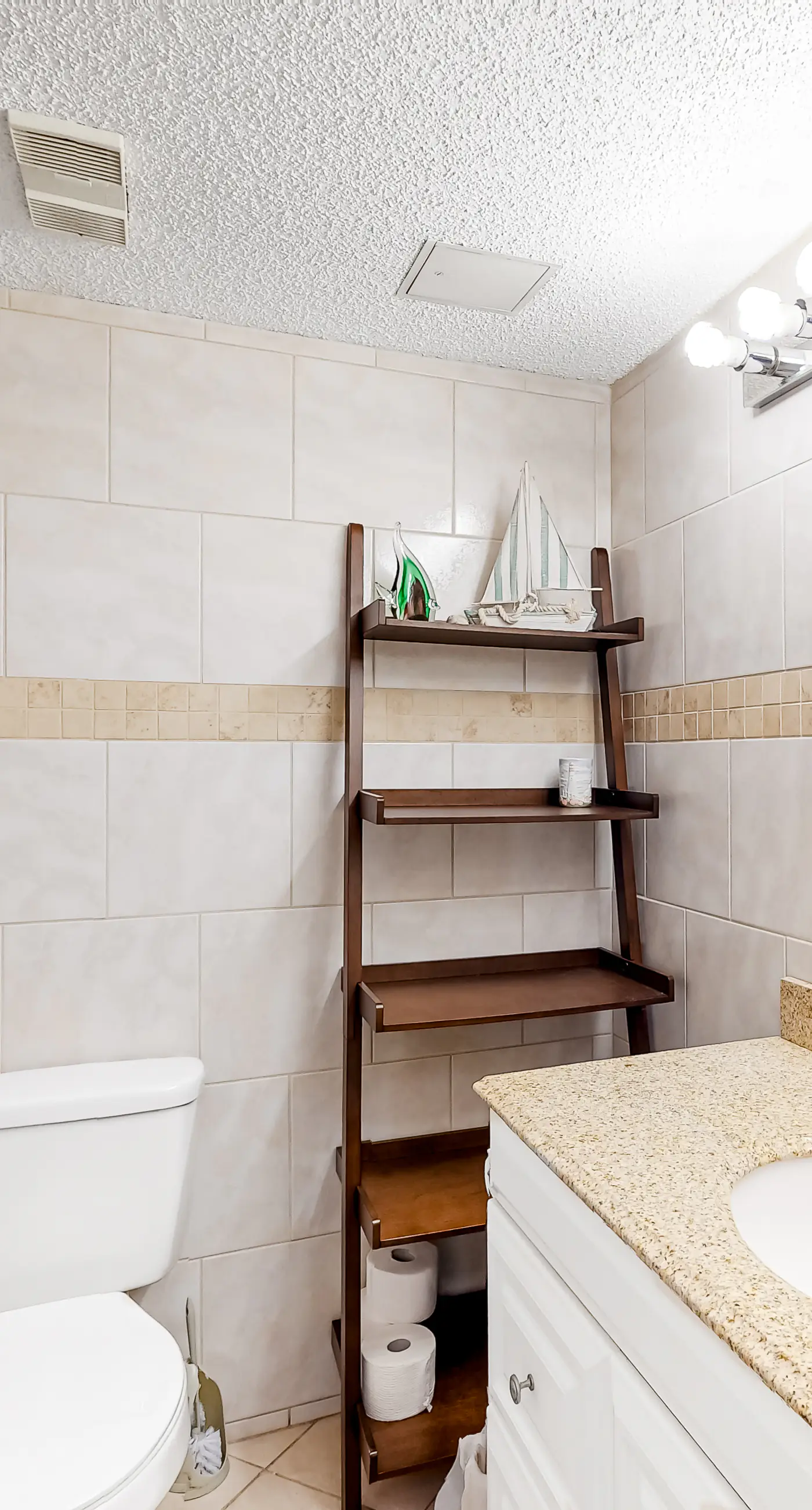Second-floor studio with pool, high-speed WiFi, kitchenette & central AC