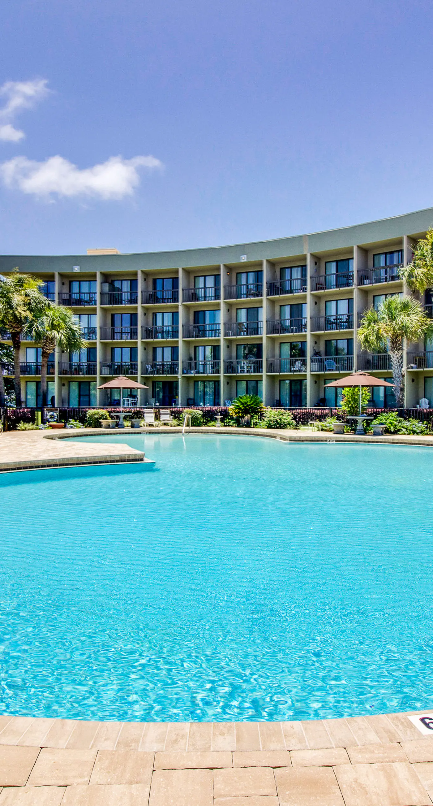 Second-floor studio with pool, high-speed WiFi, kitchenette & central AC