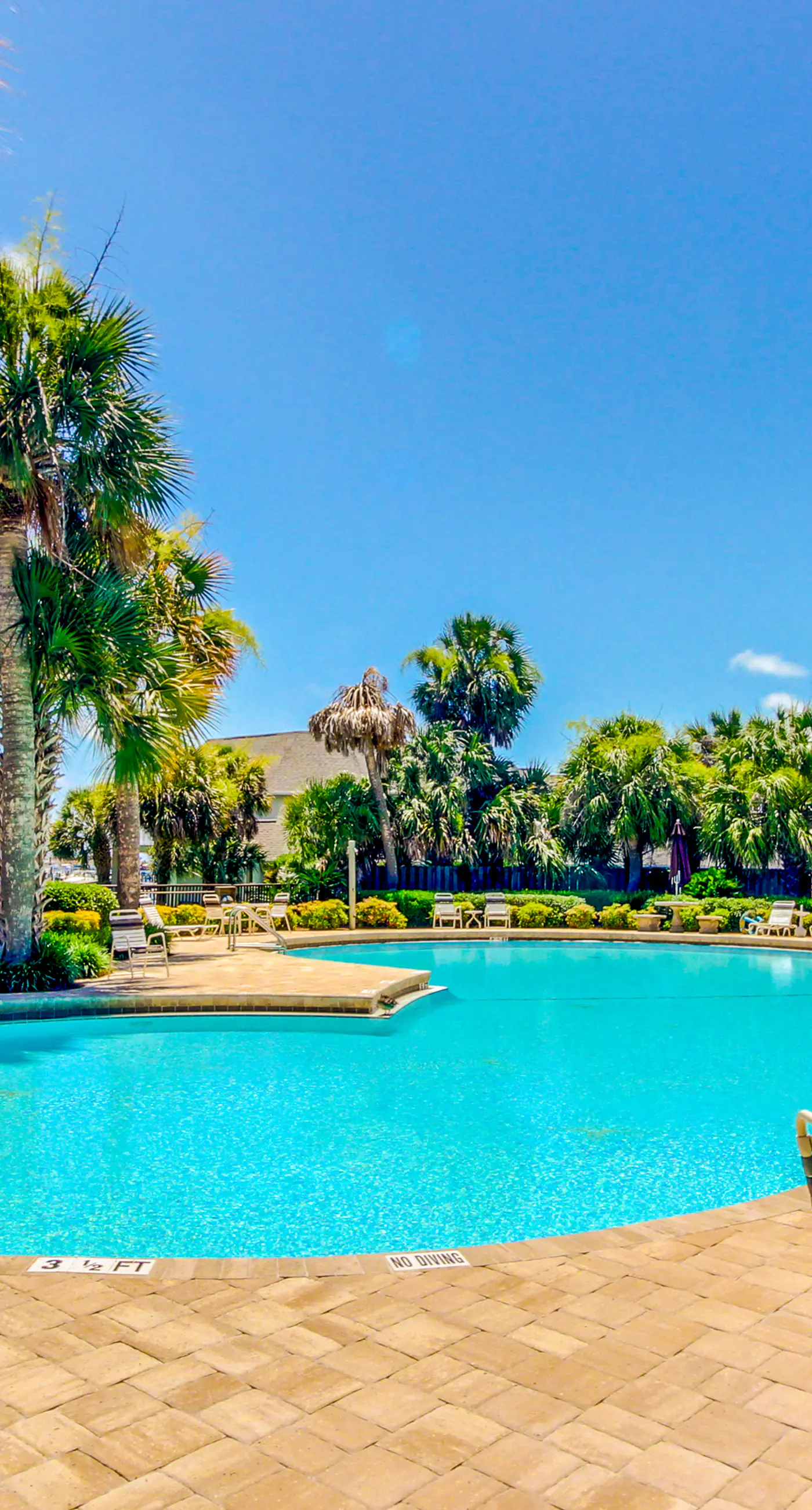 Second-floor studio with pool, high-speed WiFi, kitchenette & central AC