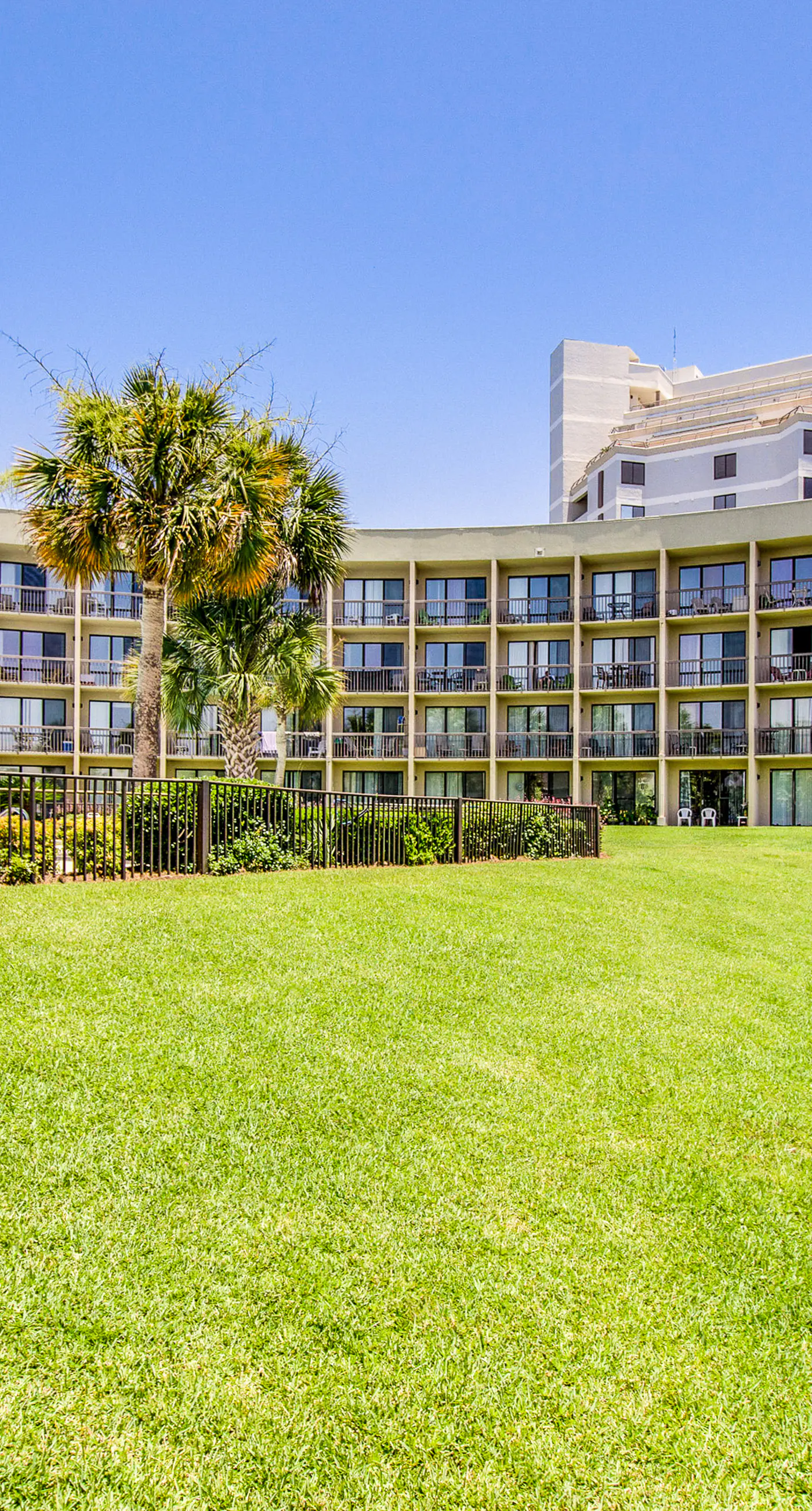 Second-floor studio with pool, high-speed WiFi, kitchenette & central AC