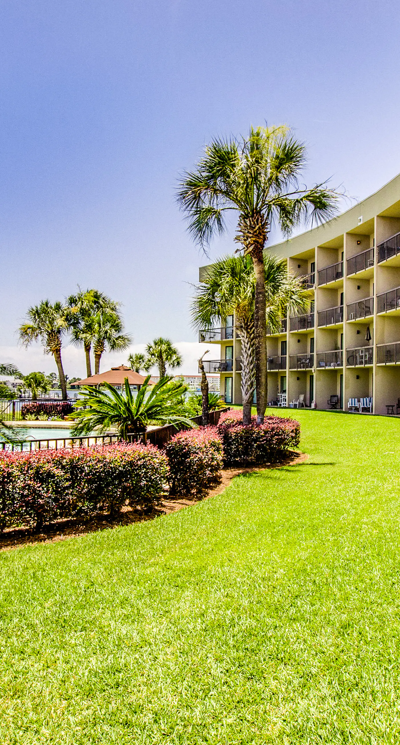 Second-floor studio with pool, high-speed WiFi, kitchenette & central AC