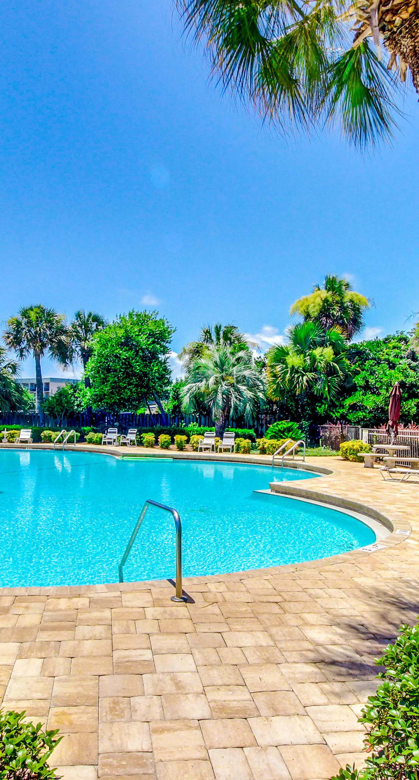 Second-floor studio with pool, high-speed WiFi, kitchenette & central AC