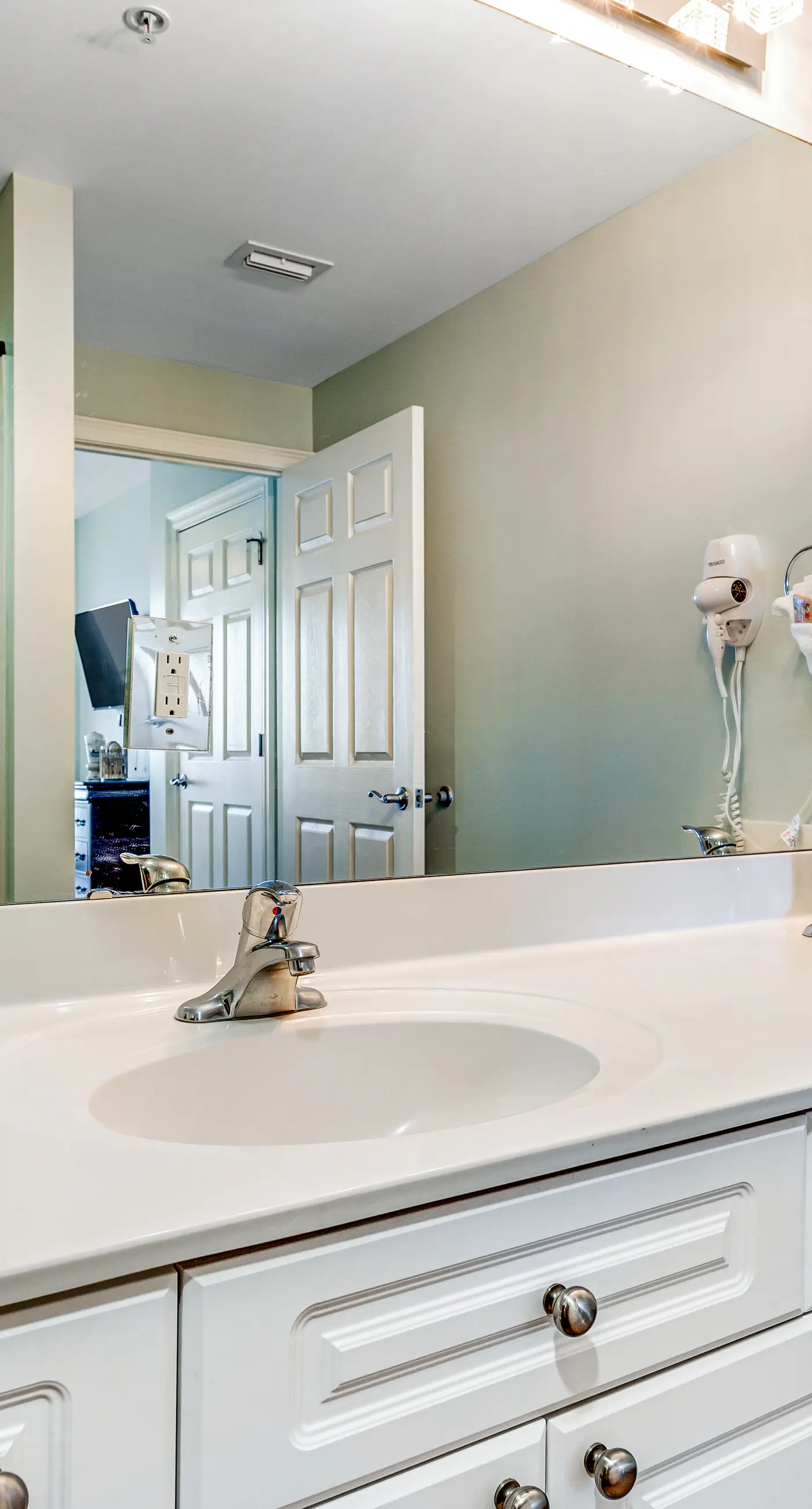 Sixth Floor, Oceanfront Gulf-Front Condo w/ Shared Pool