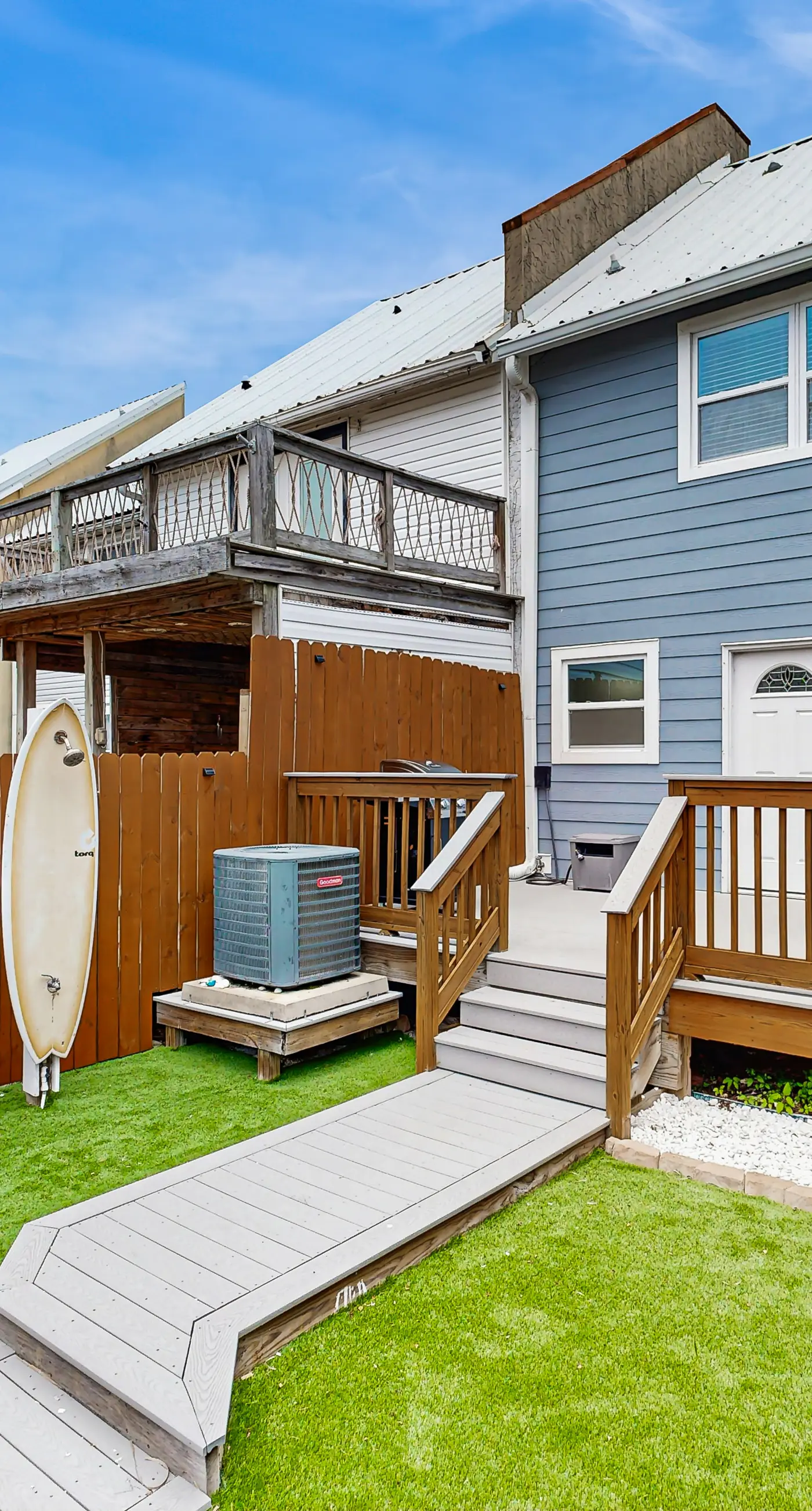 Casa Breeze - Gorgeous coastal townhome with outdoor space & close to beach