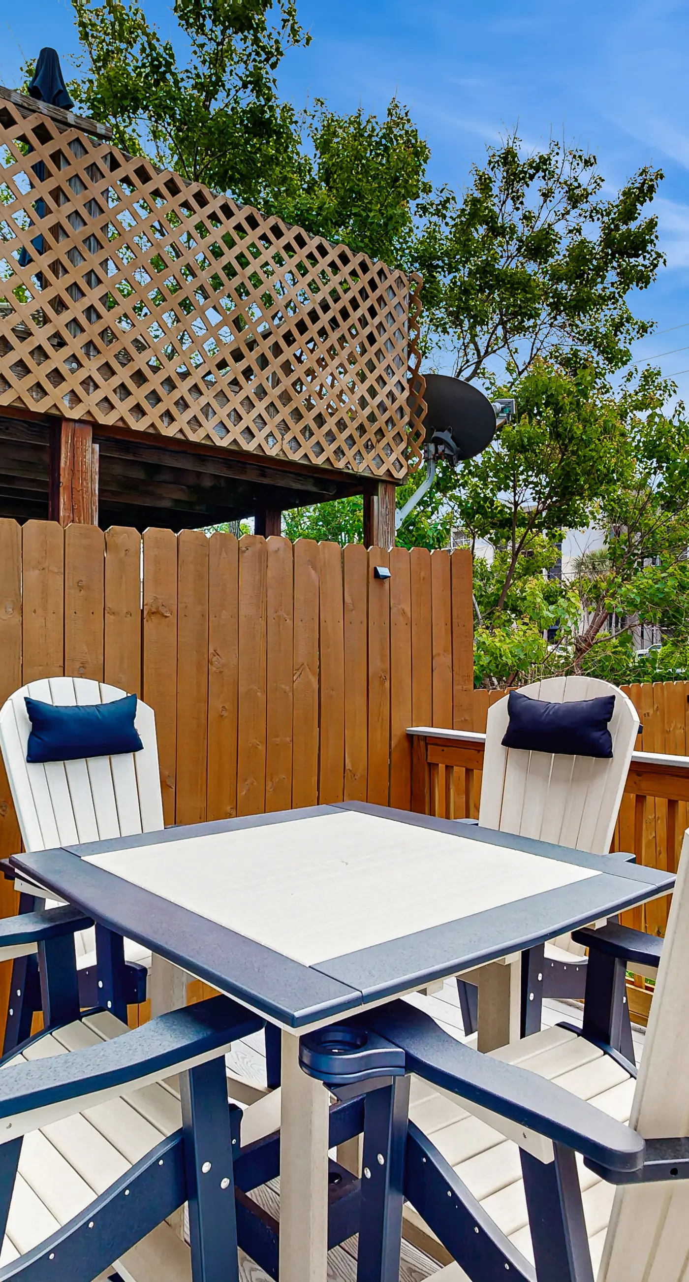 Casa Breeze - Gorgeous coastal townhome with outdoor space & close to beach