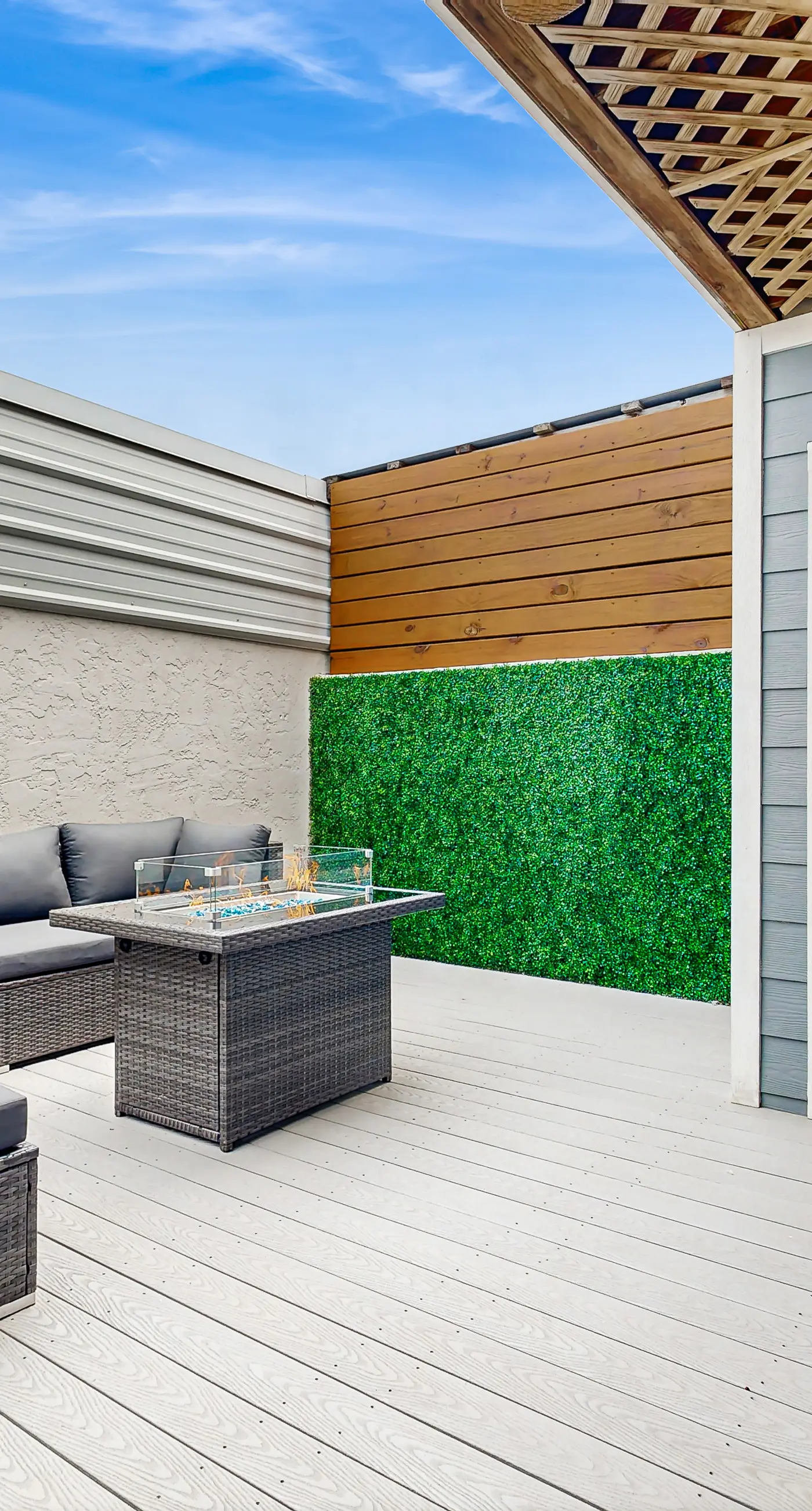 Casa Breeze - Gorgeous coastal townhome with outdoor space & close to beach