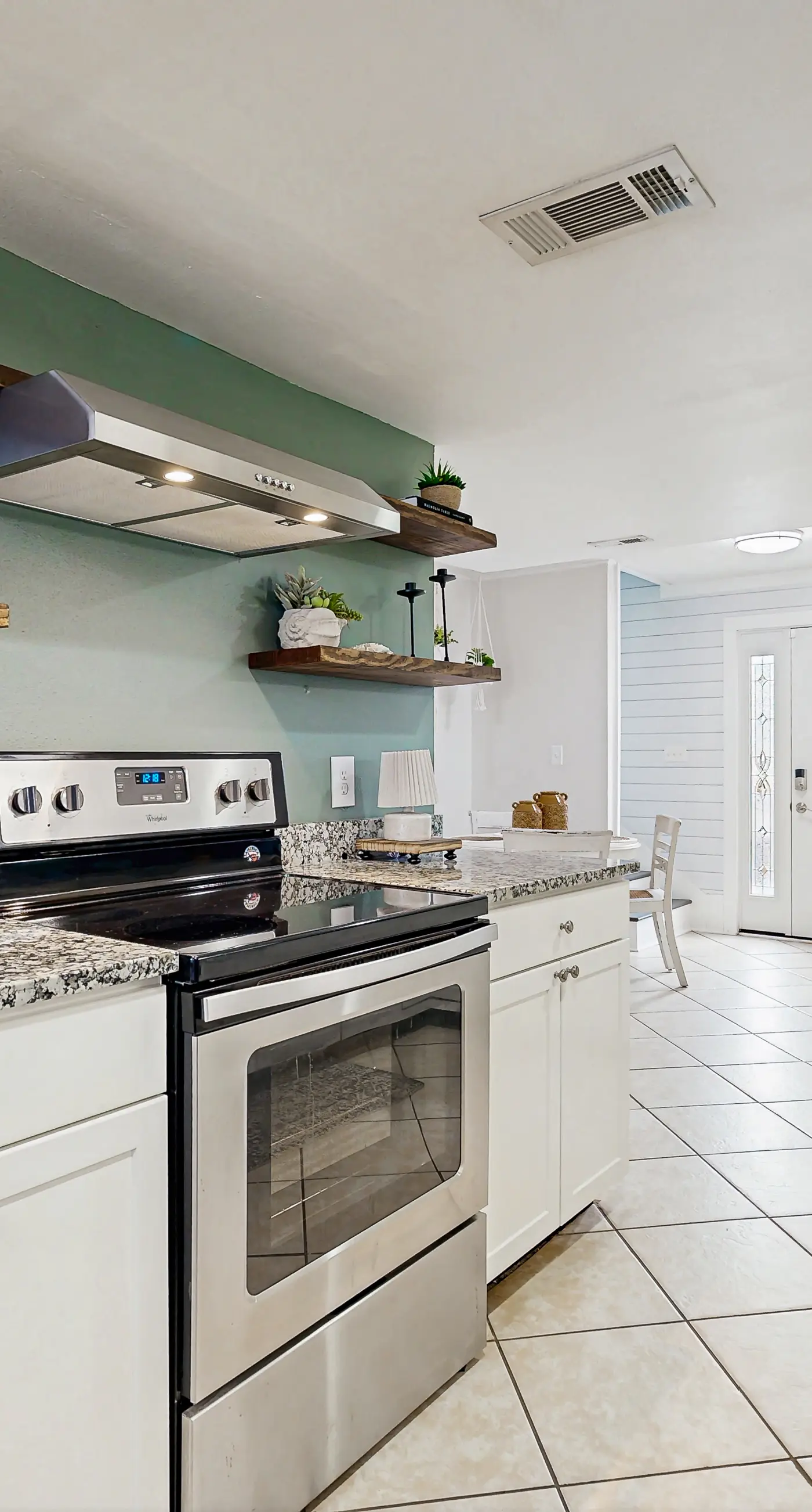 Casa Breeze - Gorgeous coastal townhome with outdoor space & close to beach