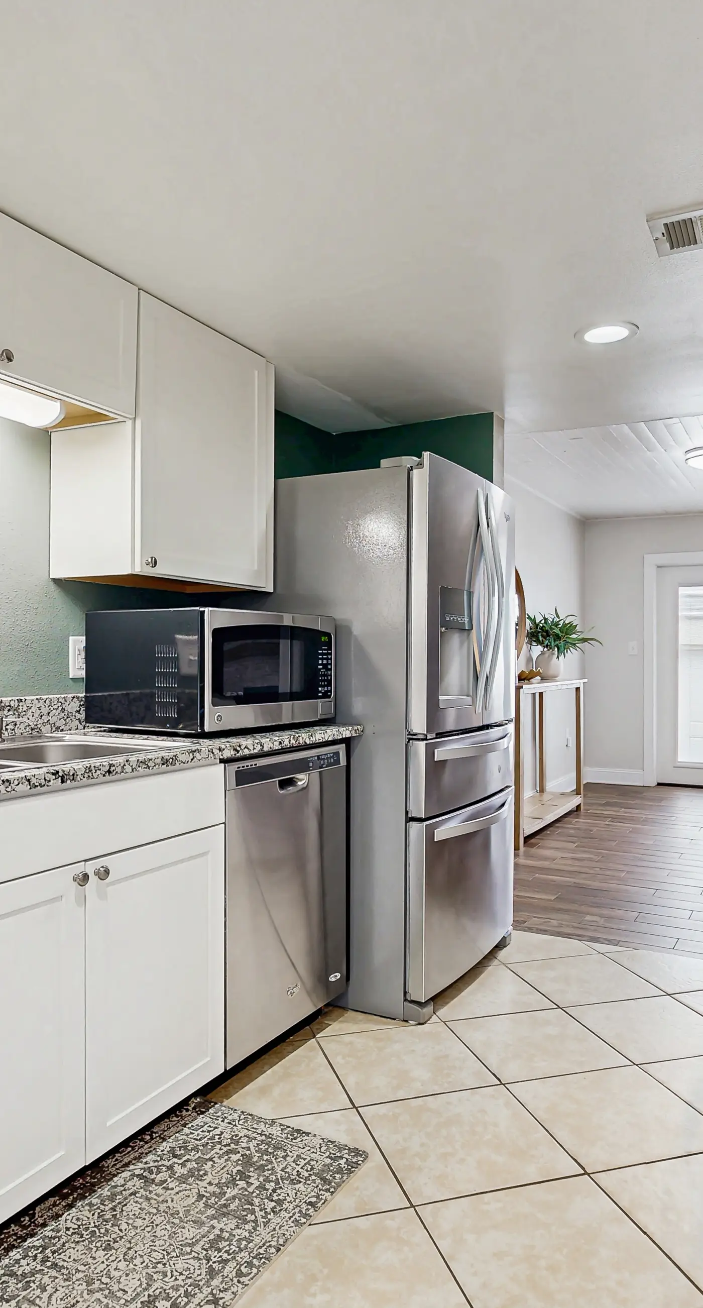 Casa Breeze - Gorgeous coastal townhome with outdoor space & close to beach