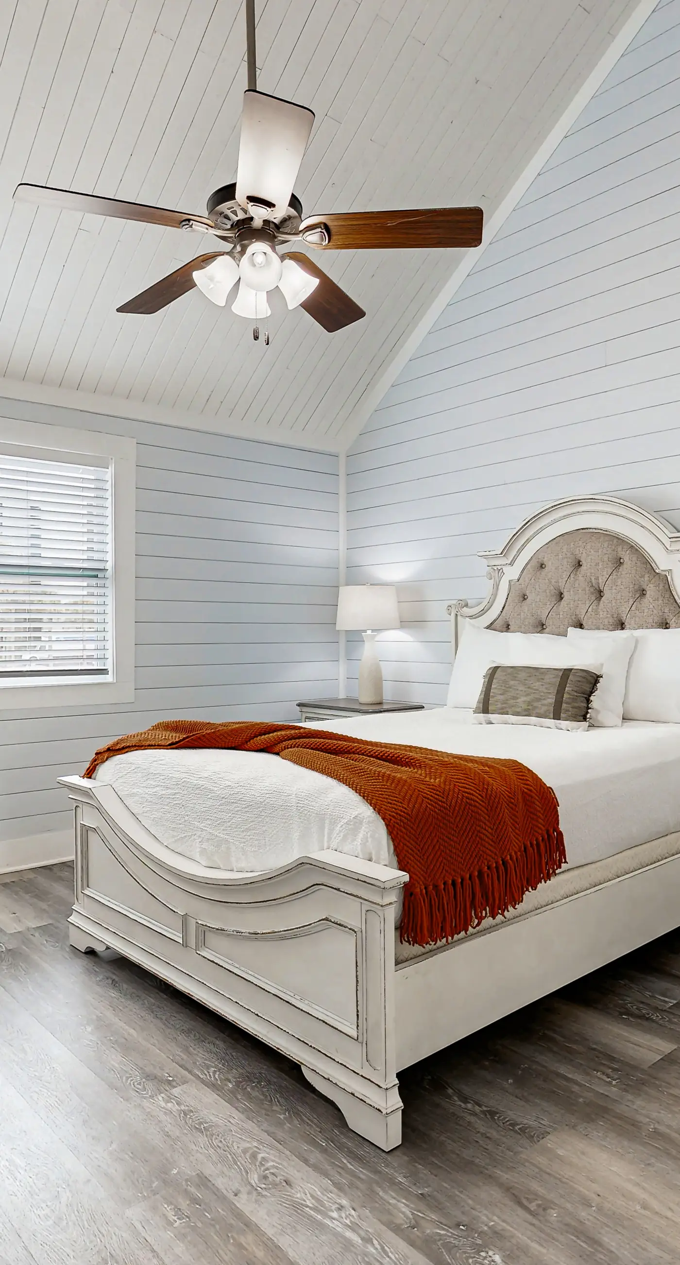 Casa Breeze - Gorgeous coastal townhome with outdoor space & close to beach