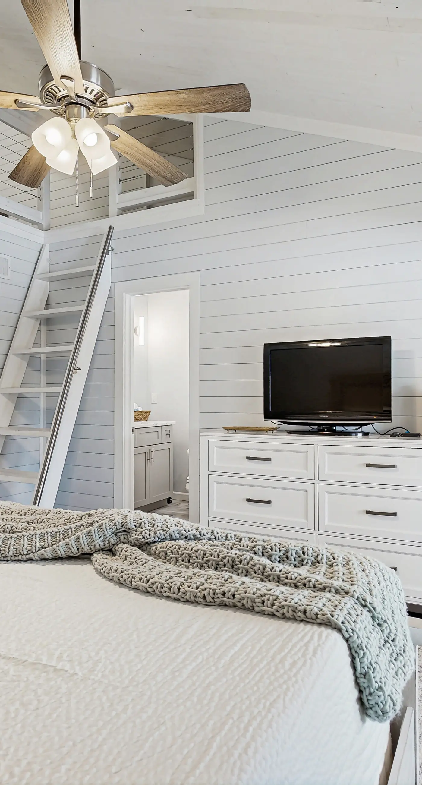 Casa Breeze - Gorgeous coastal townhome with outdoor space & close to beach