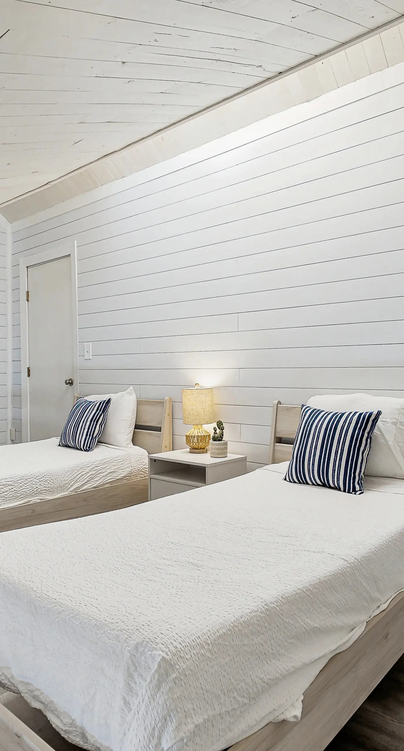 Casa Breeze - Gorgeous coastal townhome with outdoor space & close to beach