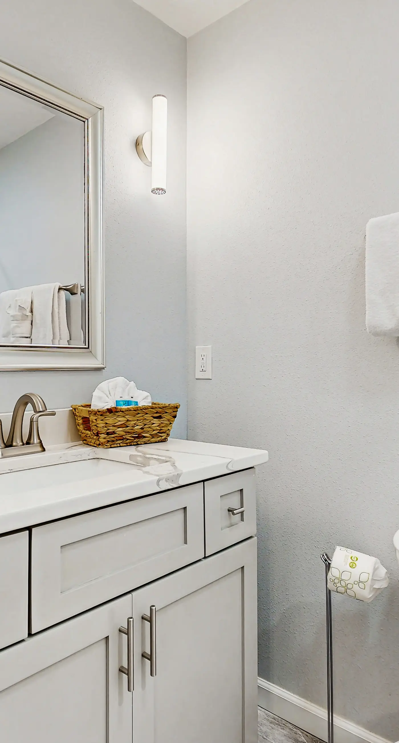 Casa Breeze - Gorgeous coastal townhome with outdoor space & close to beach