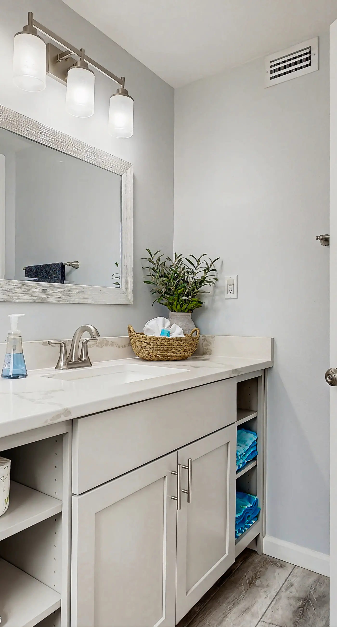 Casa Breeze - Gorgeous coastal townhome with outdoor space & close to beach