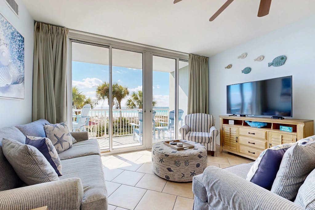 Comfortable and cozy beachfront condo w shared amenities | 3 Bed