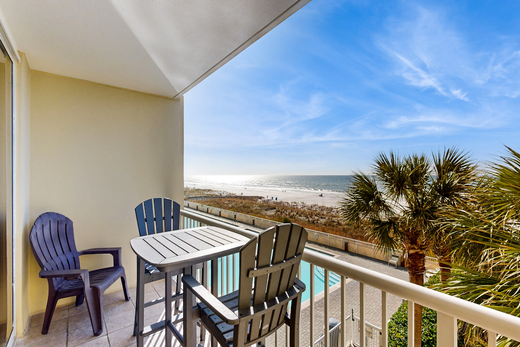 Beachfront condo with beach access, Gulf views, pools & balcony