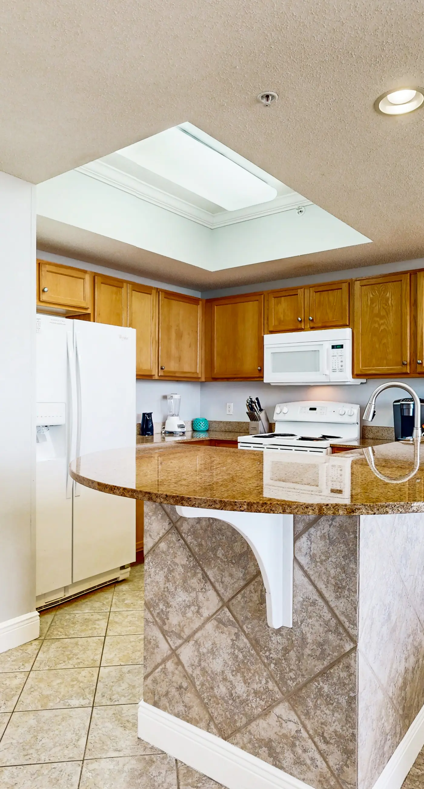 Waters Edge 306- Beachfront condo with beach access, Gulf views, pools & balcony