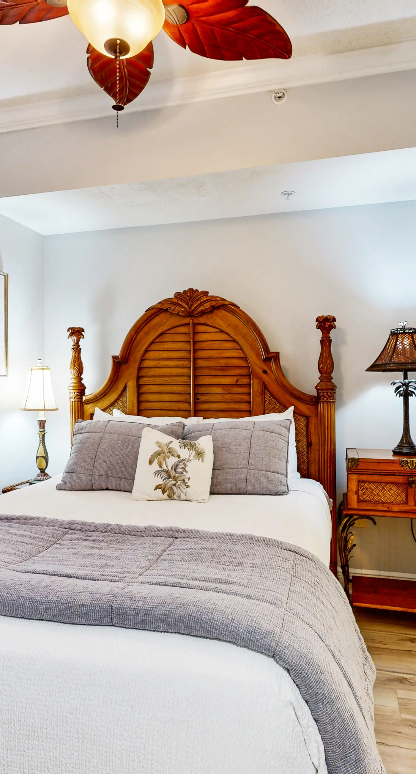 Waters Edge 306- Beachfront condo with beach access, Gulf views, pools & balcony