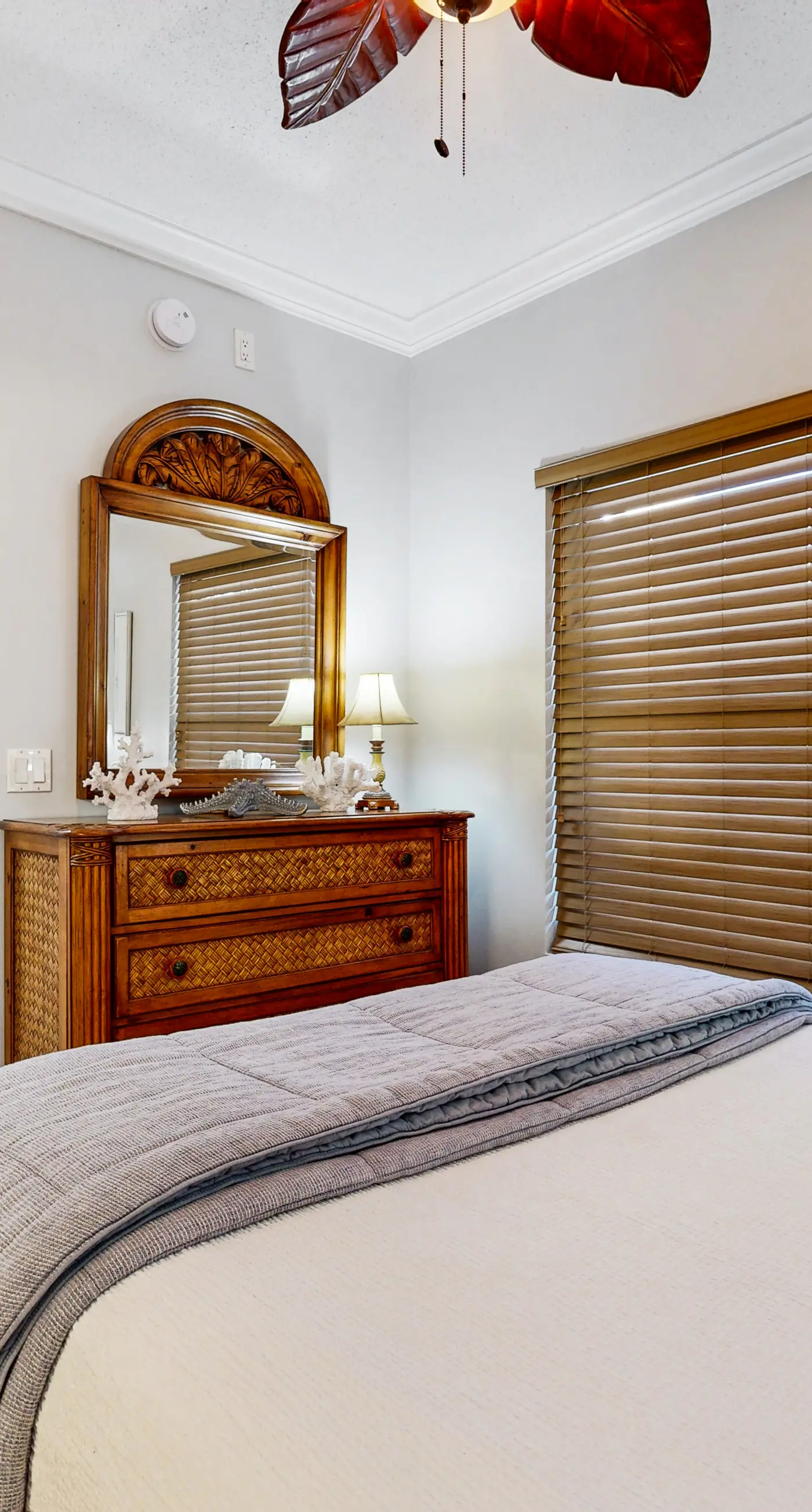 Waters Edge 306- Beachfront condo with beach access, Gulf views, pools & balcony