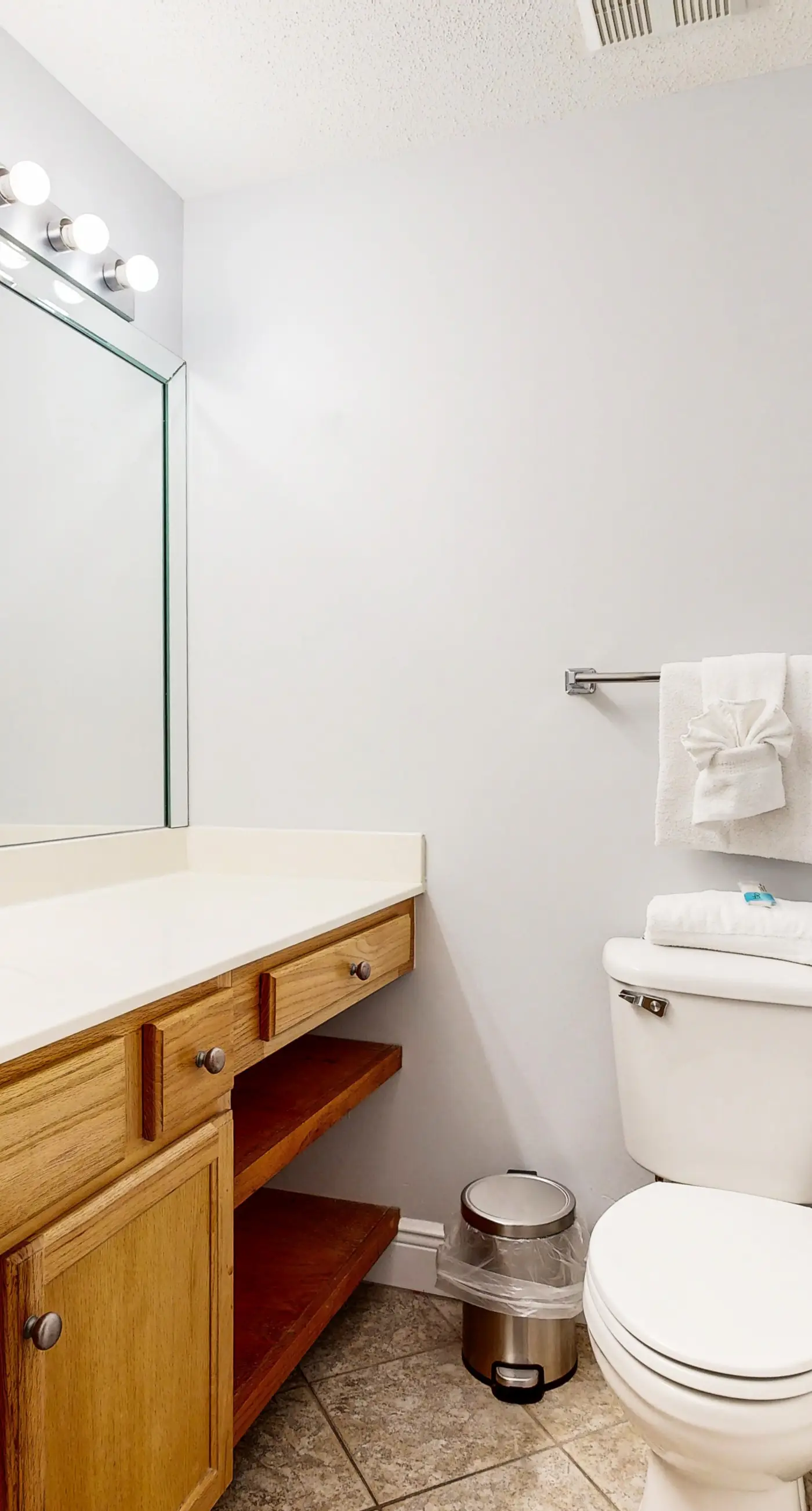 Waters Edge 306- Beachfront condo with beach access, Gulf views, pools & balcony