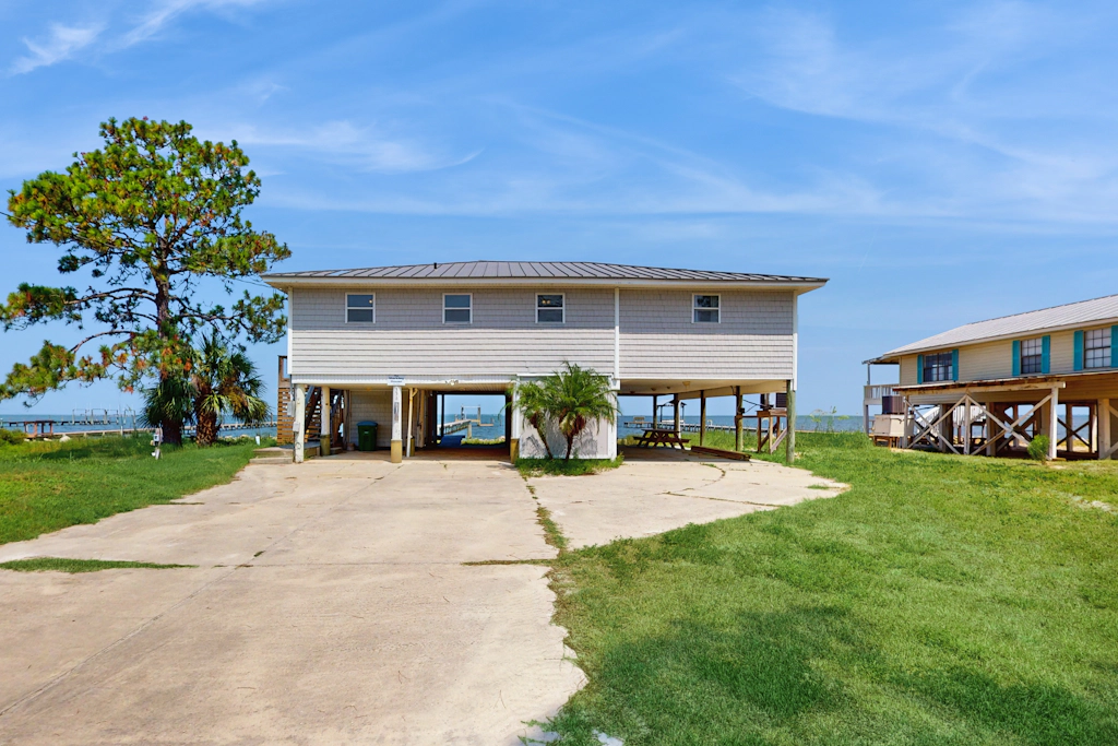 Gorgeous bayfront home, Private dock, Gas grill, Wifi, Washer and dryer
