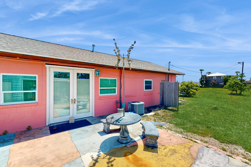 Lovely home close to beach with patio, central AC, full kitchen, & washer/dryer