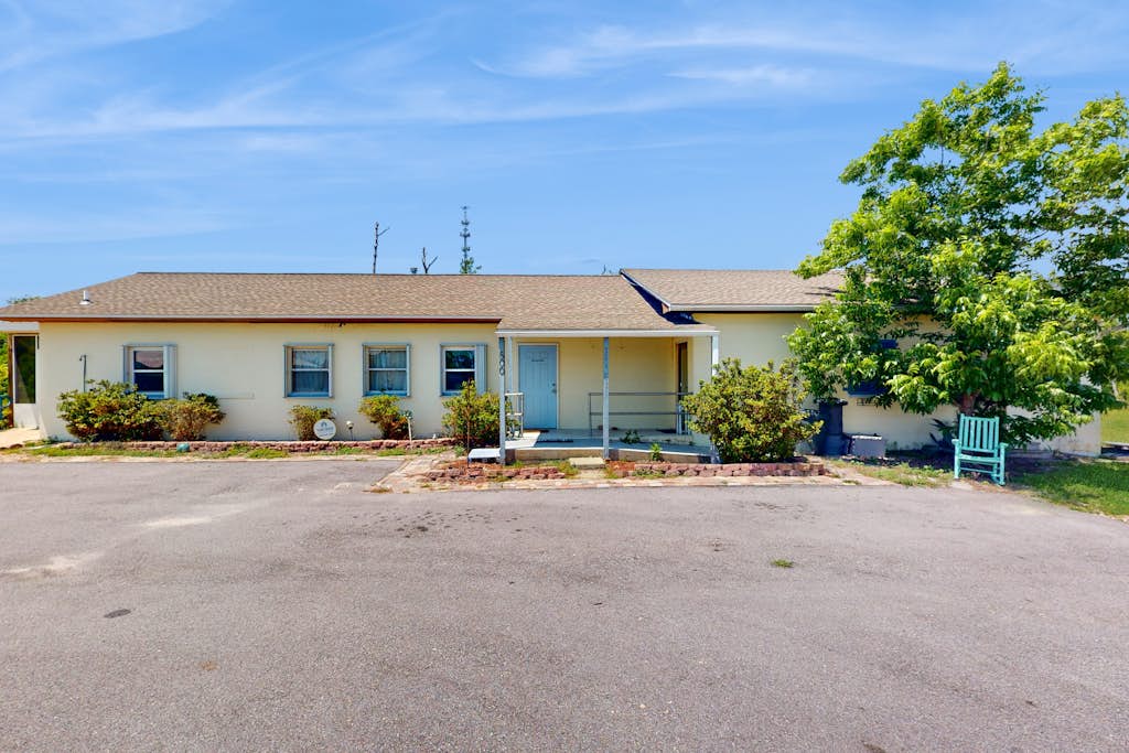 Lovely home close to beach with patio, central AC, full kitchen, & washer/dryer