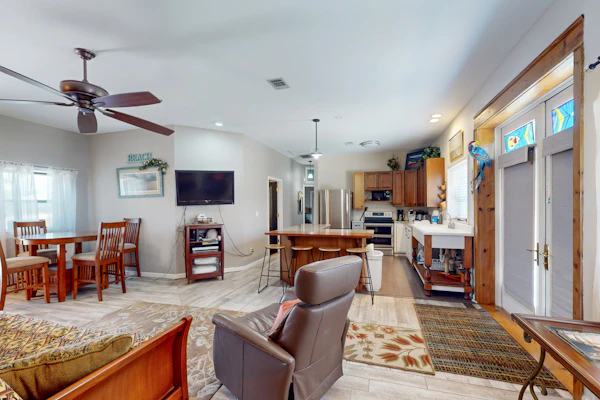 Lovely home close to beach with patio, central AC, full kitchen, & washer/dryer