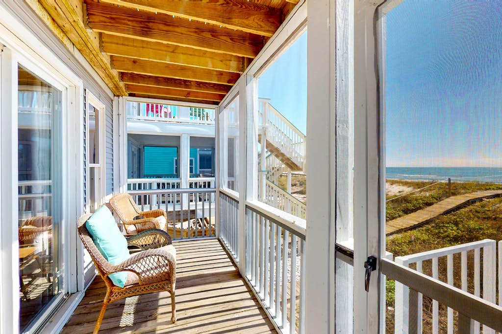 Beachfront home with expansive deck, screened porch, washer&dryer & central AC