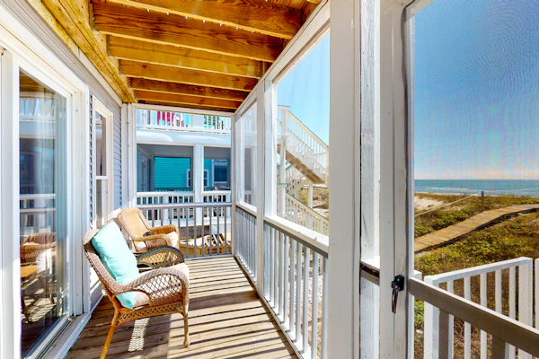 Beachfront home with expansive deck, screened porch, washer&dryer & central AC