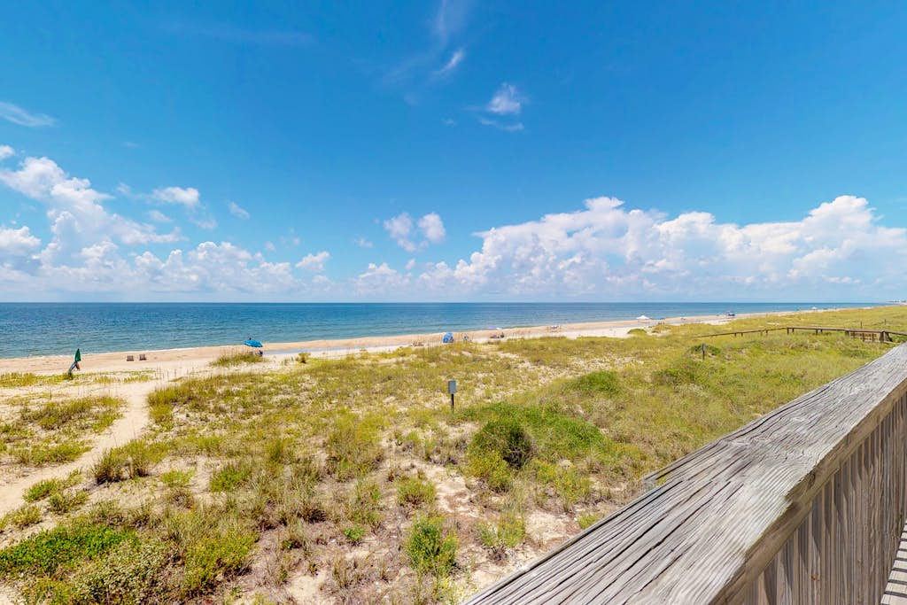 Beachfront home with expansive deck, screened porch, washer&dryer & central AC