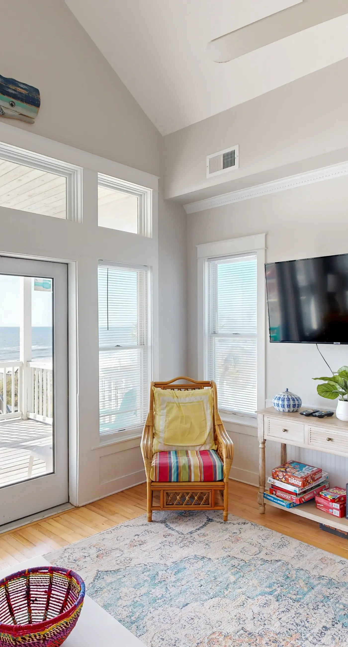 Beachfront home with expansive deck, screened porch, washer&dryer & central AC
