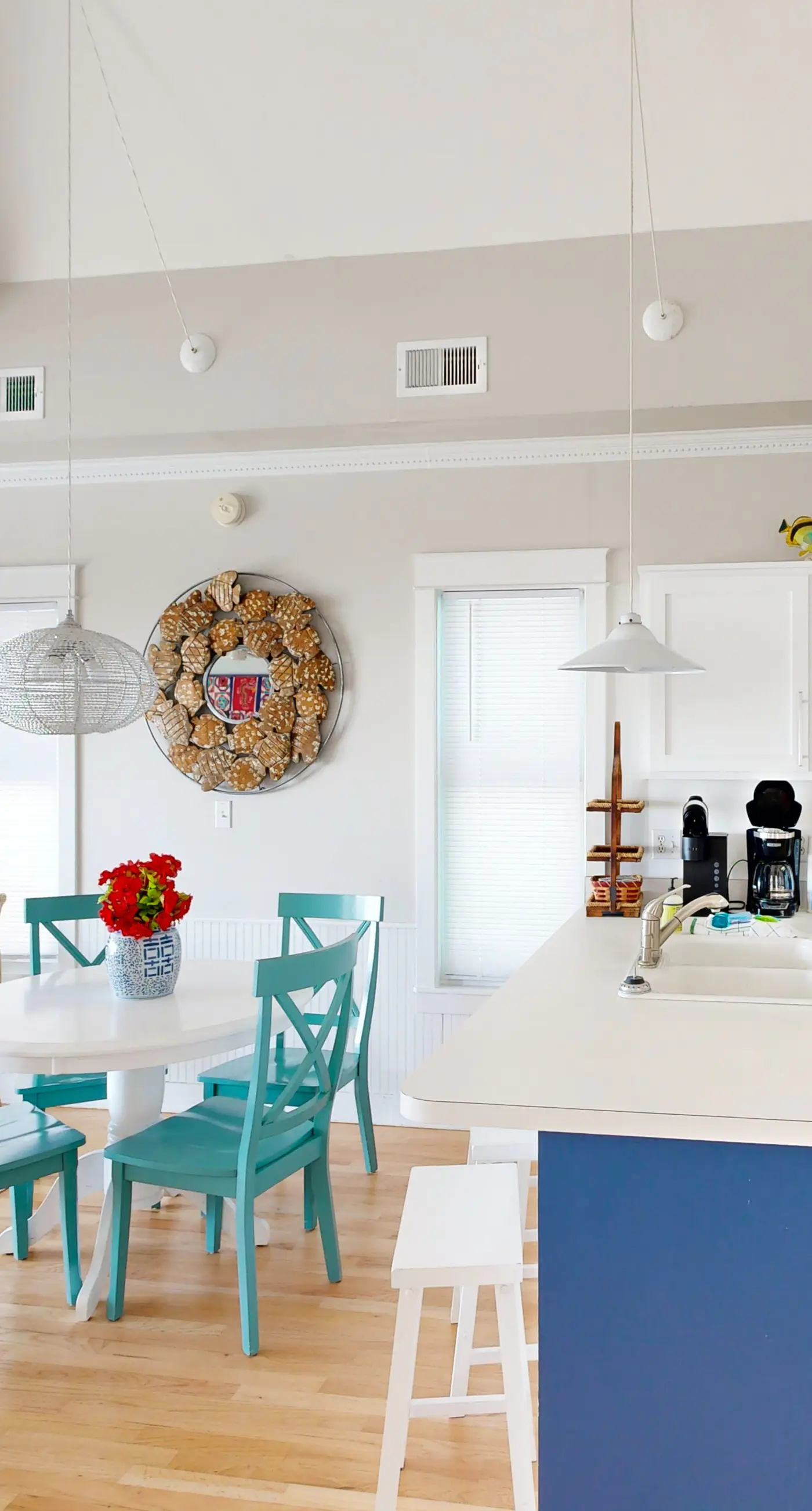 Beachfront home with expansive deck, screened porch, washer&dryer & central AC