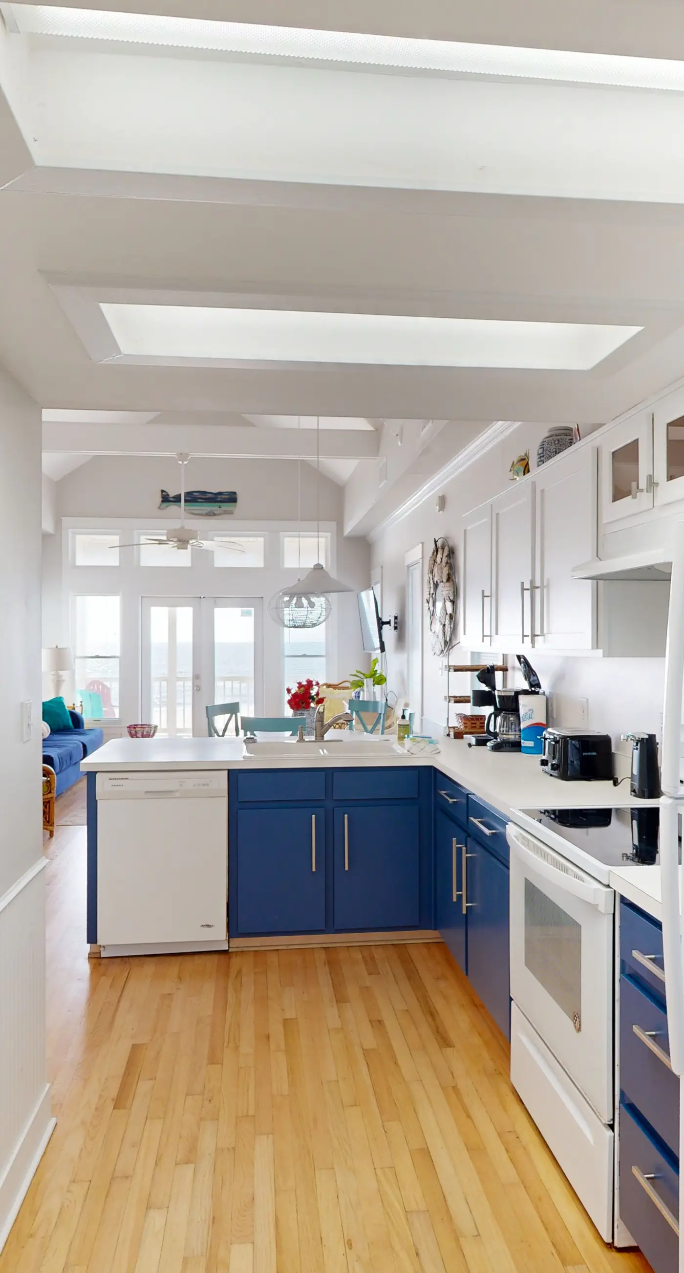 Beachfront home with expansive deck, screened porch, washer&dryer & central AC