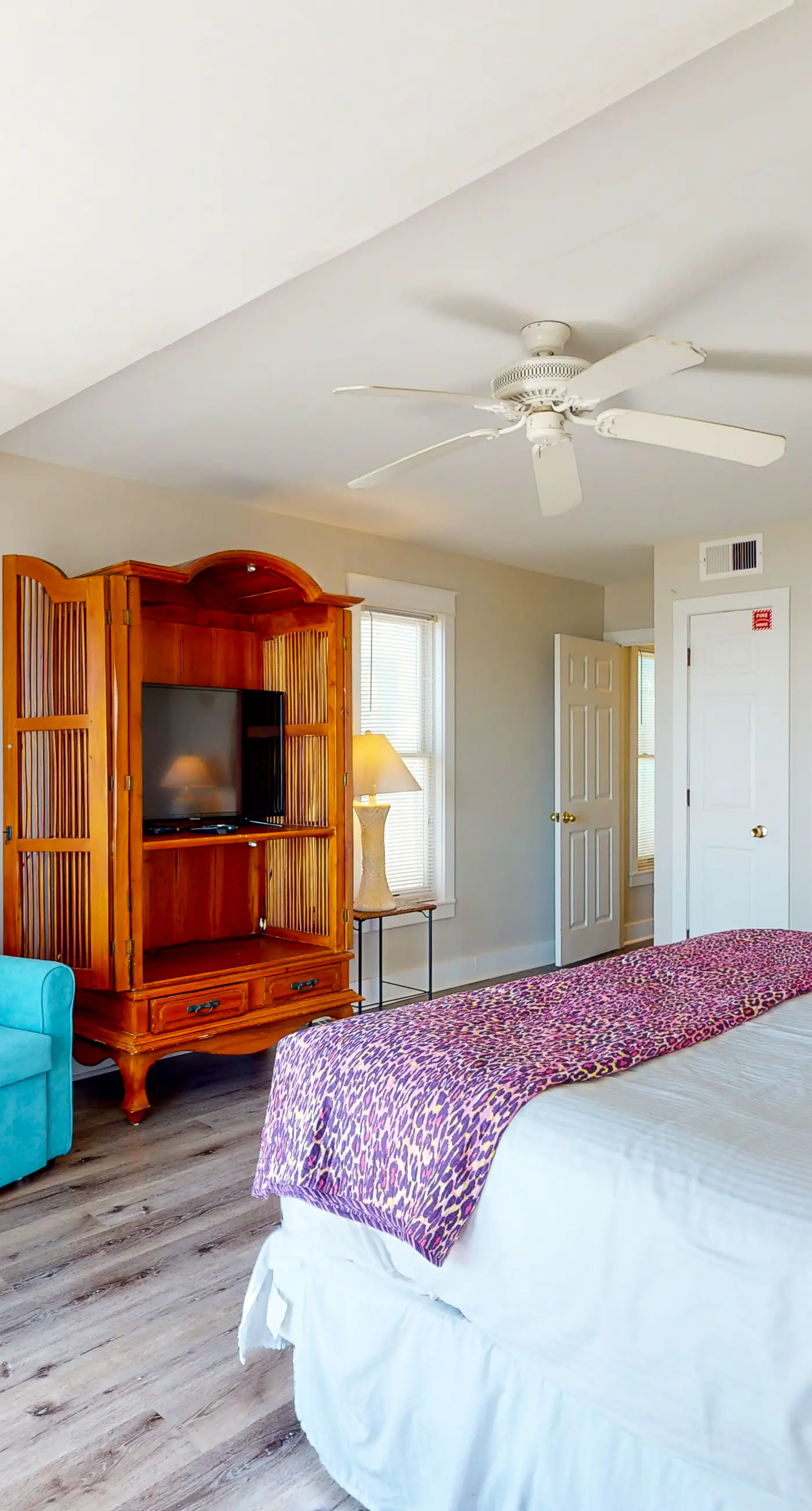 Beachfront home with expansive deck, screened porch, washer&dryer & central AC