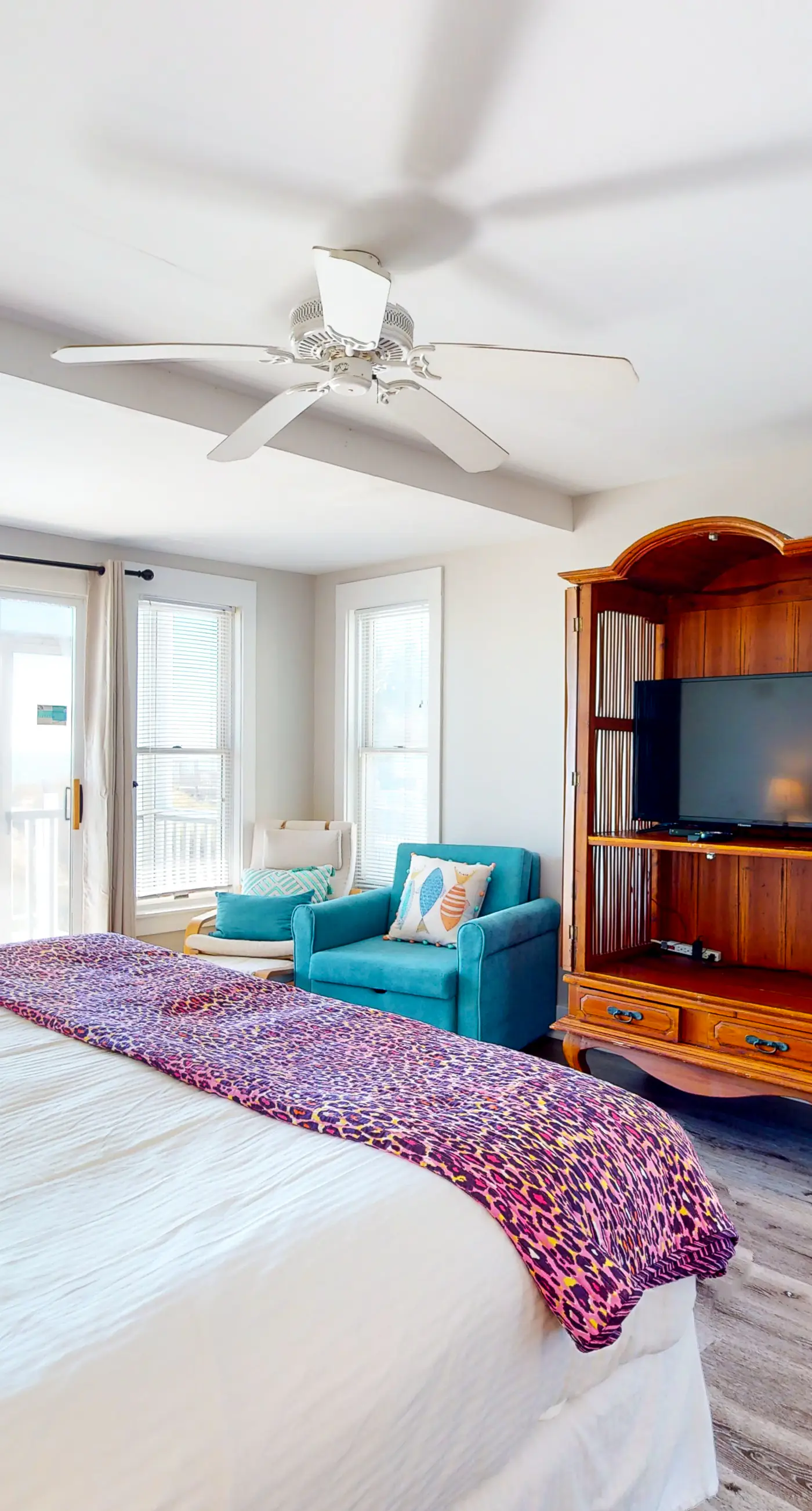 Beachfront home with expansive deck, screened porch, washer&dryer & central AC