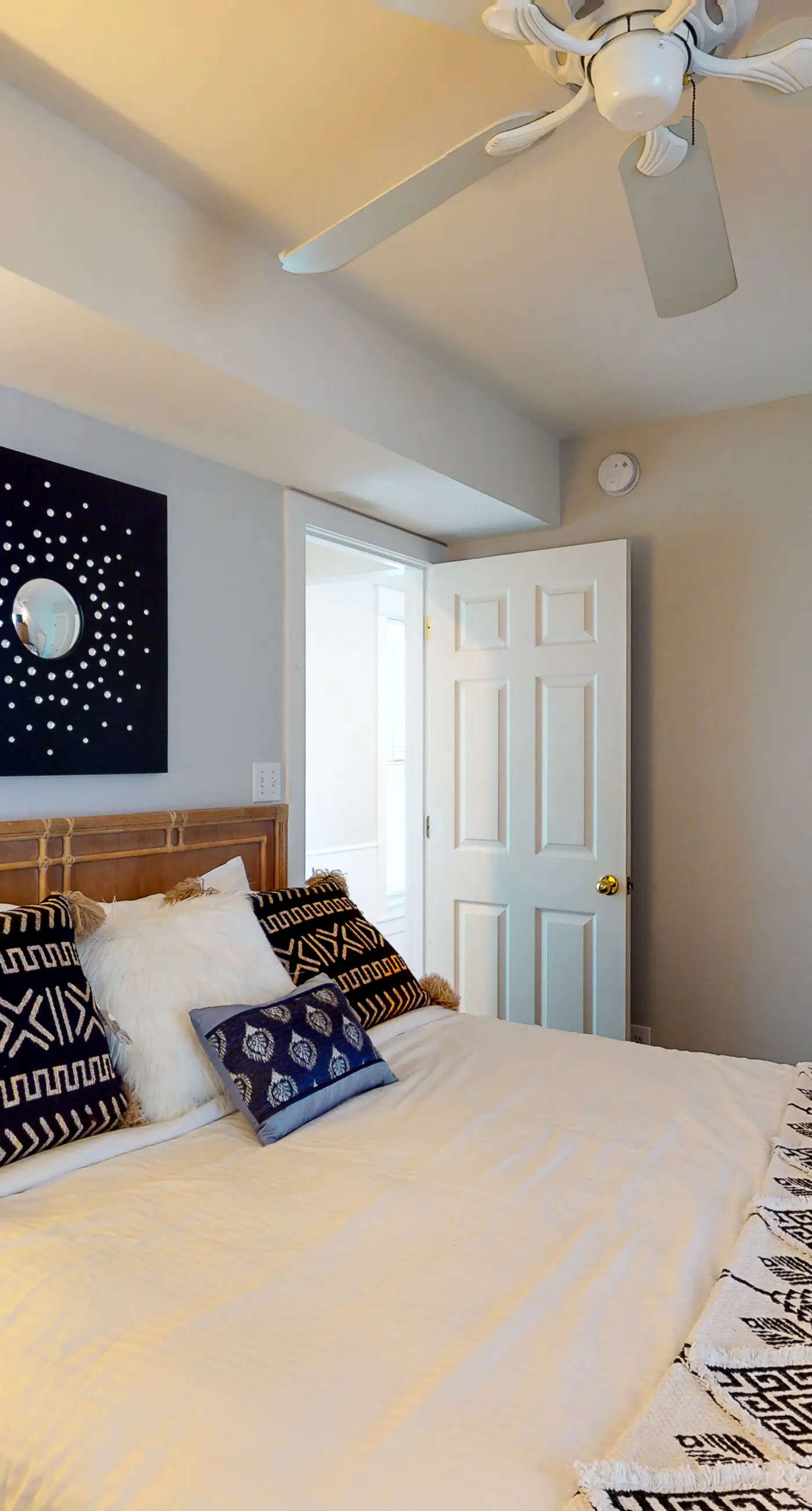 Beachfront home with expansive deck, screened porch, washer&dryer & central AC