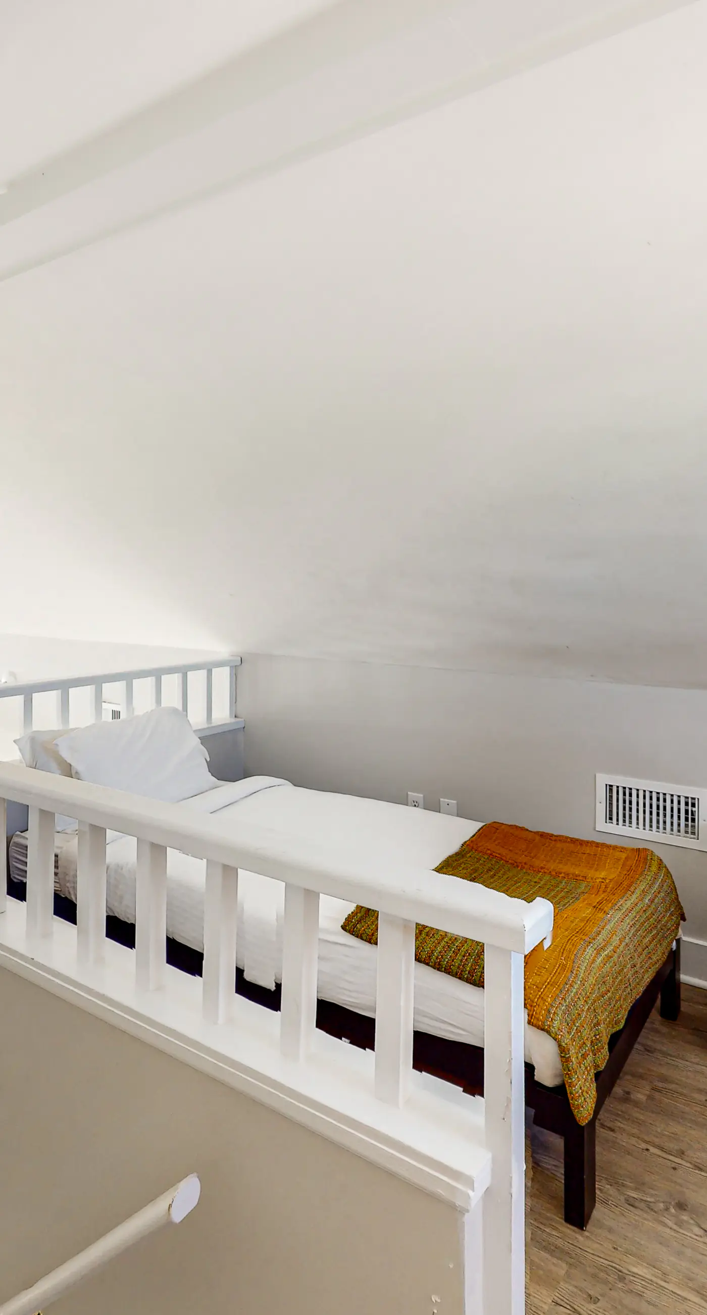 Beachfront home with expansive deck, screened porch, washer&dryer & central AC