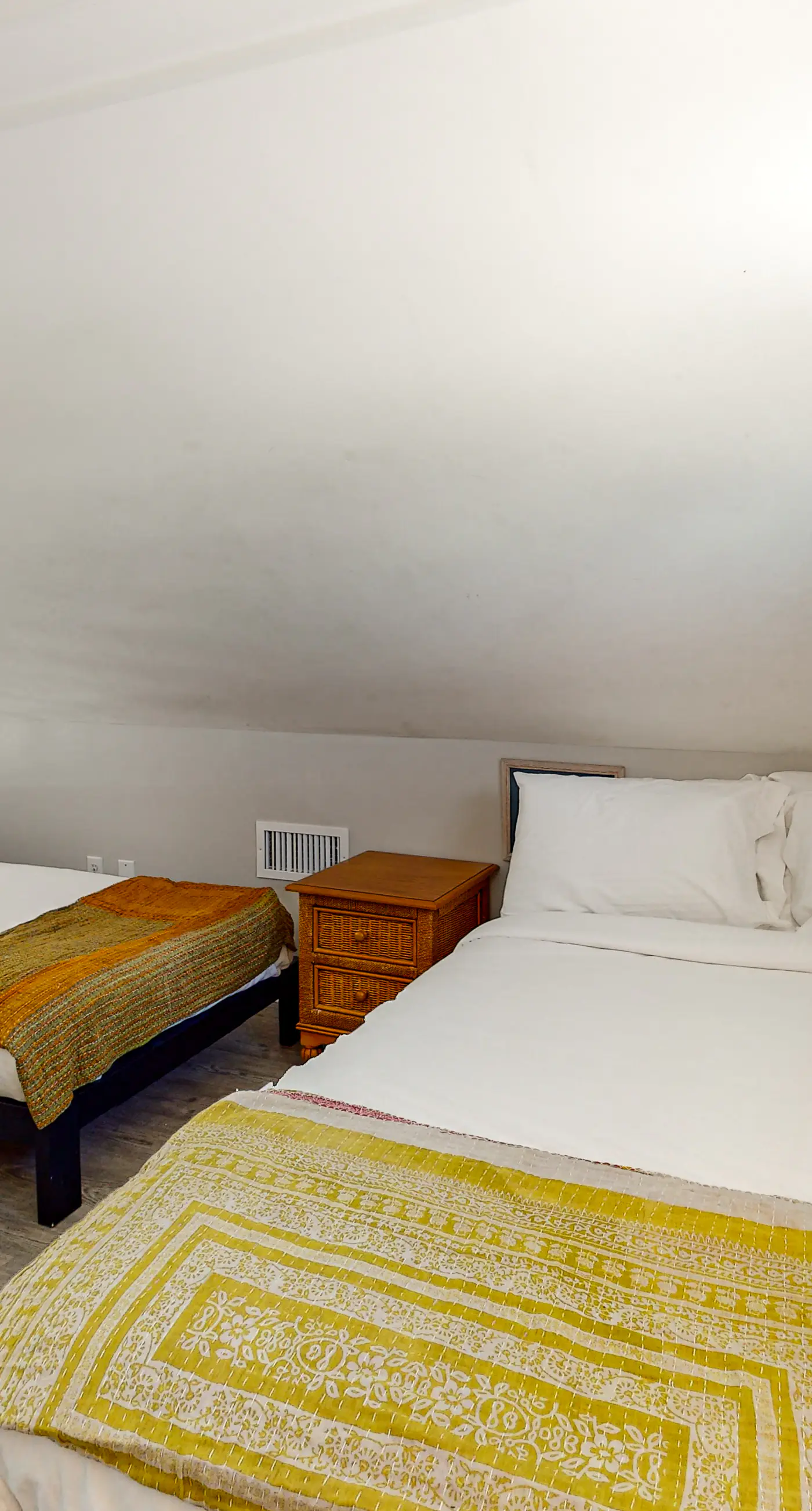 Beachfront home with expansive deck, screened porch, washer&dryer & central AC